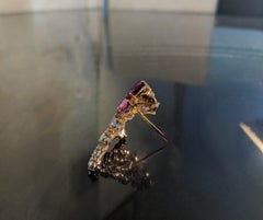 Spilla in oro giallo 18 carati con zaffiro verde e rosa, rubini e granato Malaya