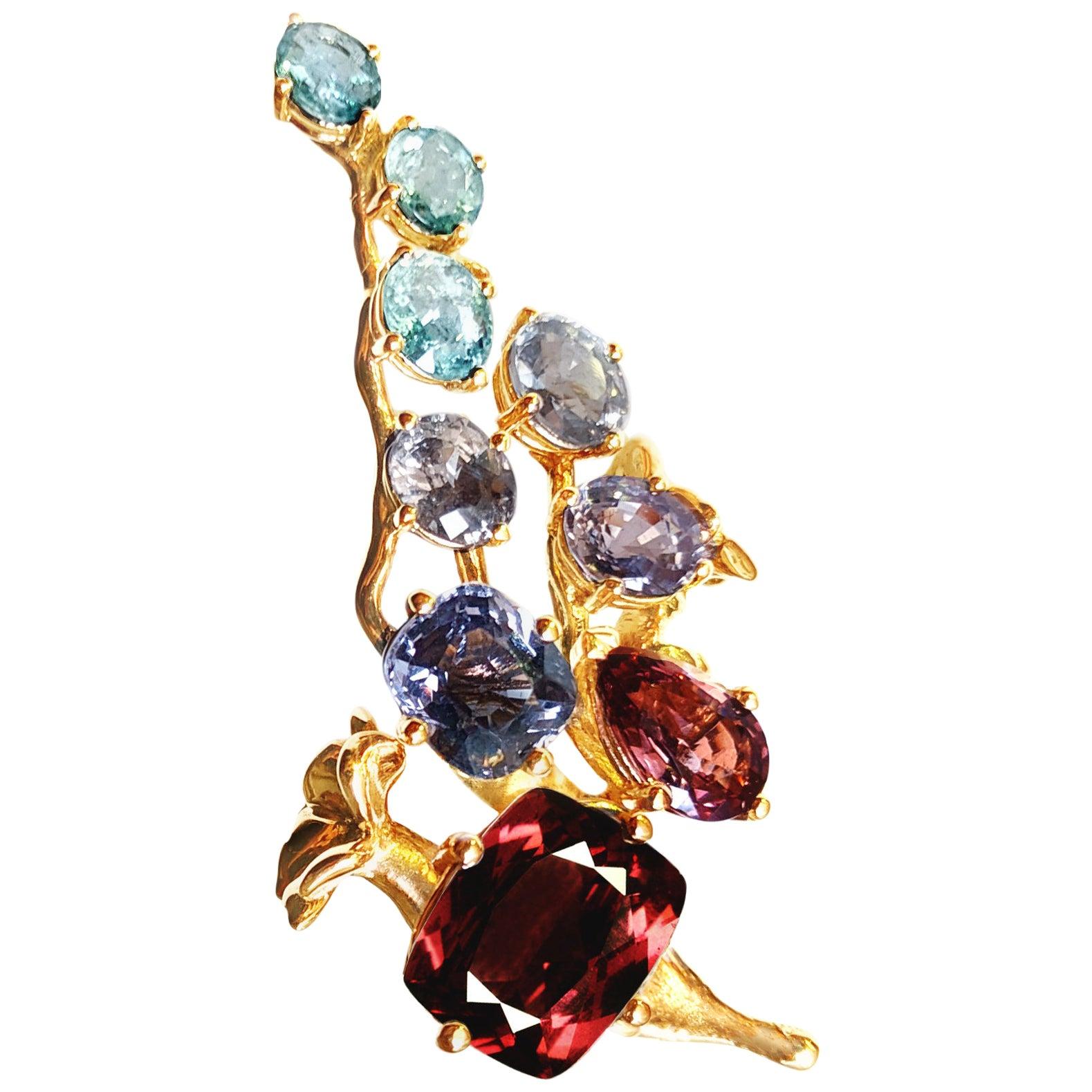 Broche en or jaune dix-huit carats avec saphirs et tourmalines Paraiba en vente