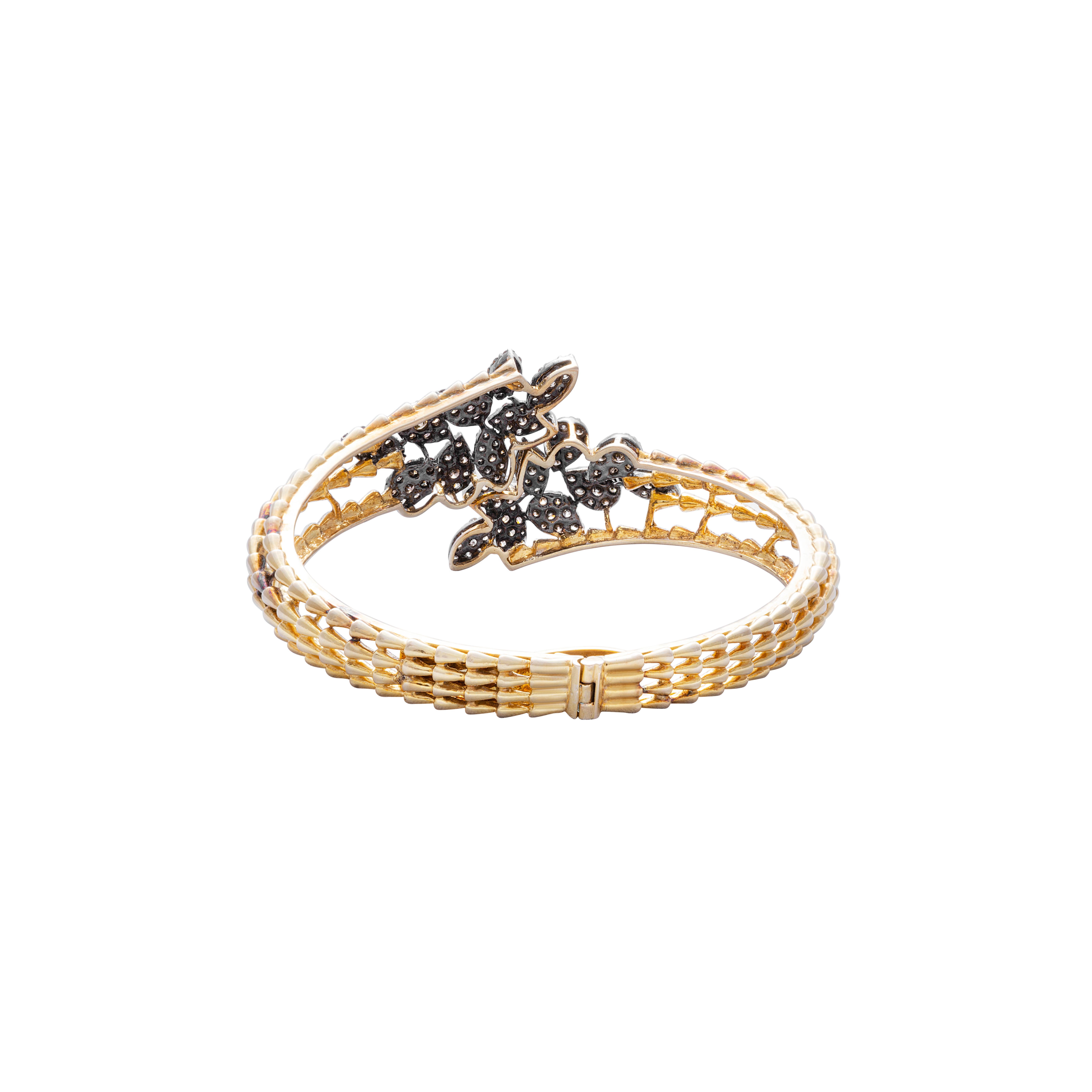 18 Karat Yellow Gold Brown Diamond Clamper Bracelet

A beautifully crafted bracelet studded with brown diamonds set in 18 Karat Yellow gold. A black rhodium polish is done to accentuate the brown diamonds and to add character to this bracelet. This