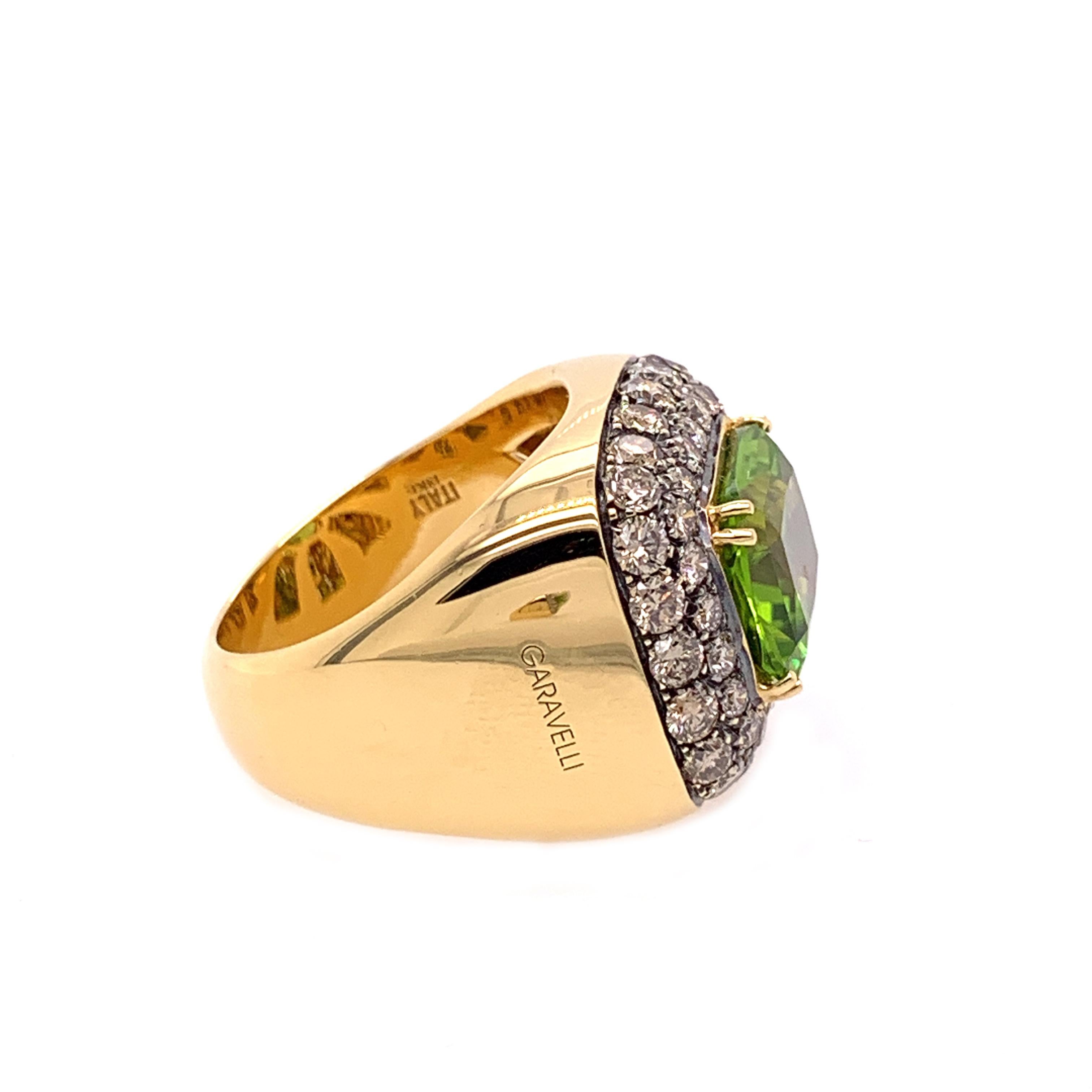 Ring aus 18 Karat Gelbgold mit braunen Diamanten und Peridot (Rundschliff) im Angebot