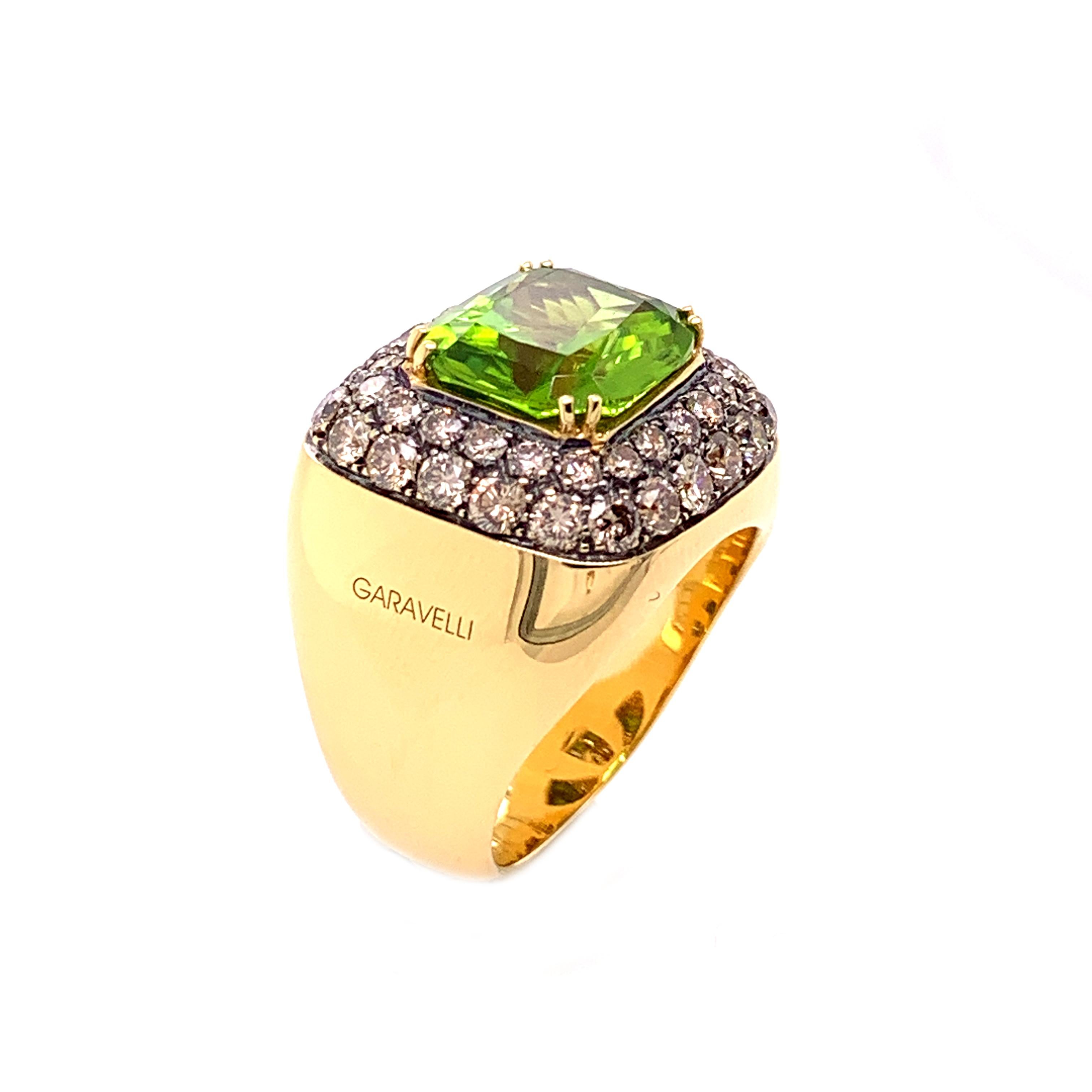 Contemporary 18 Karat Yellow Gold Brown Diamonds and Peridot Ring For Sale