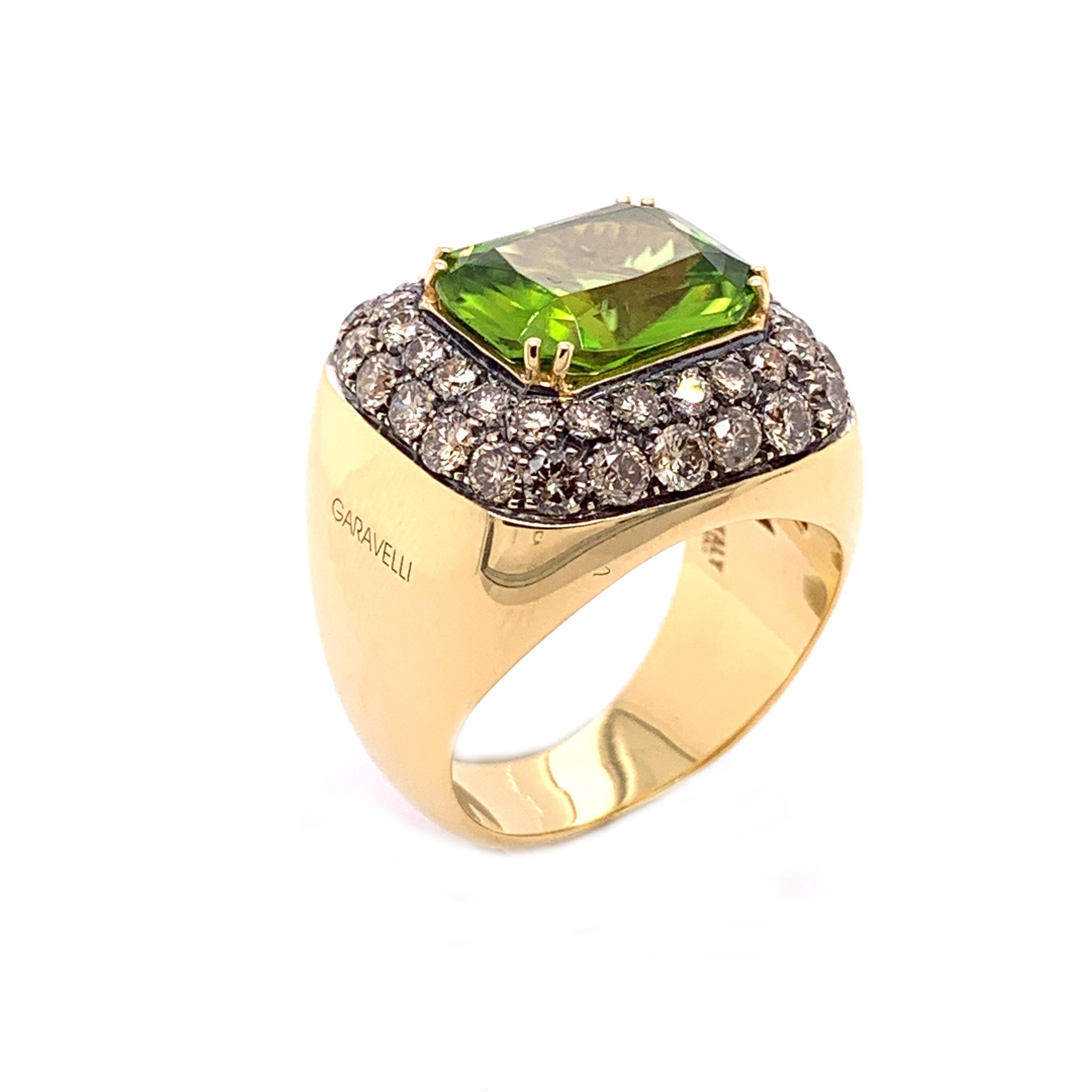 18 Karat Yellow Gold Brown Diamonds and Peridot Ring In New Condition For Sale In Valenza, IT