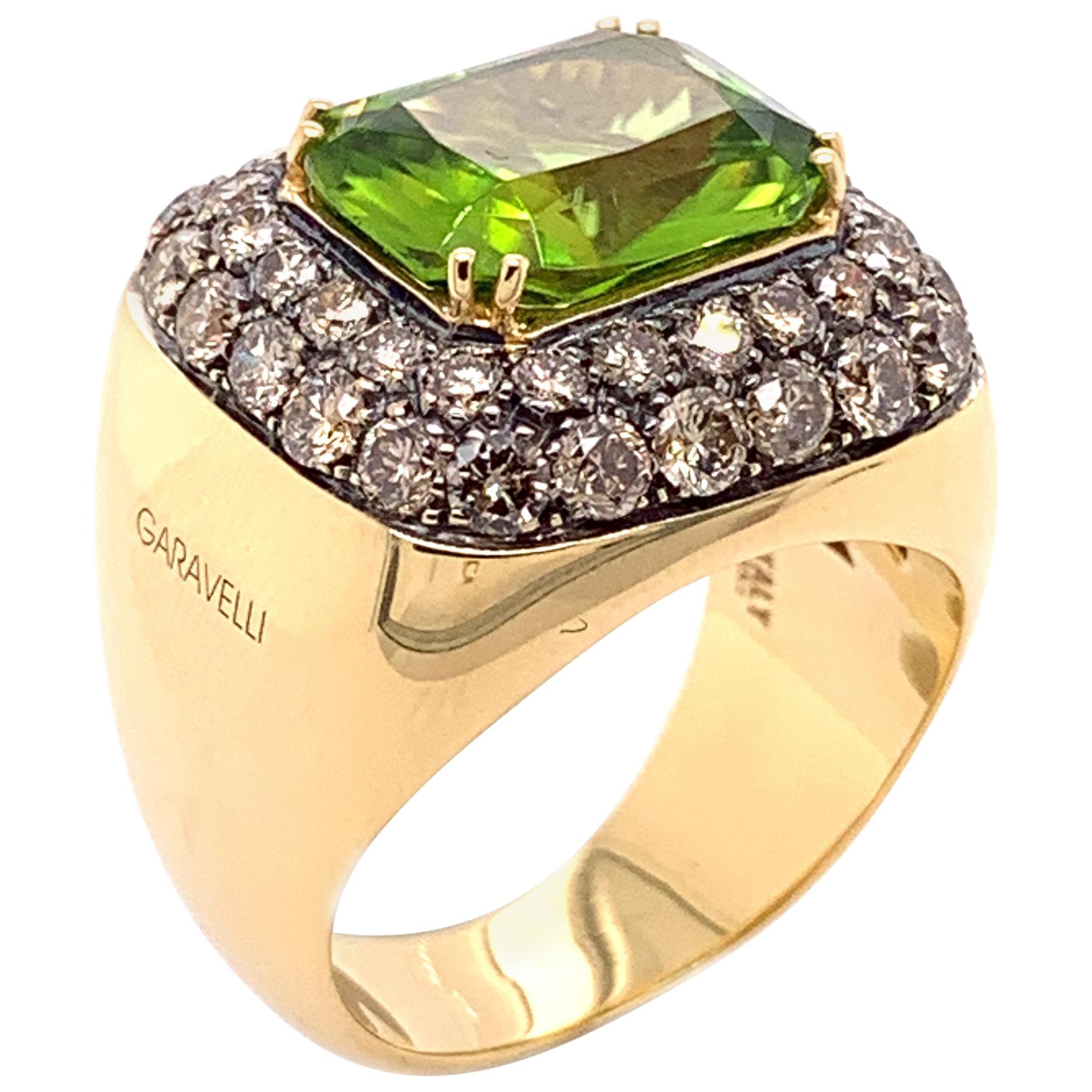 Ring aus 18 Karat Gelbgold mit braunen Diamanten und Peridot im Angebot