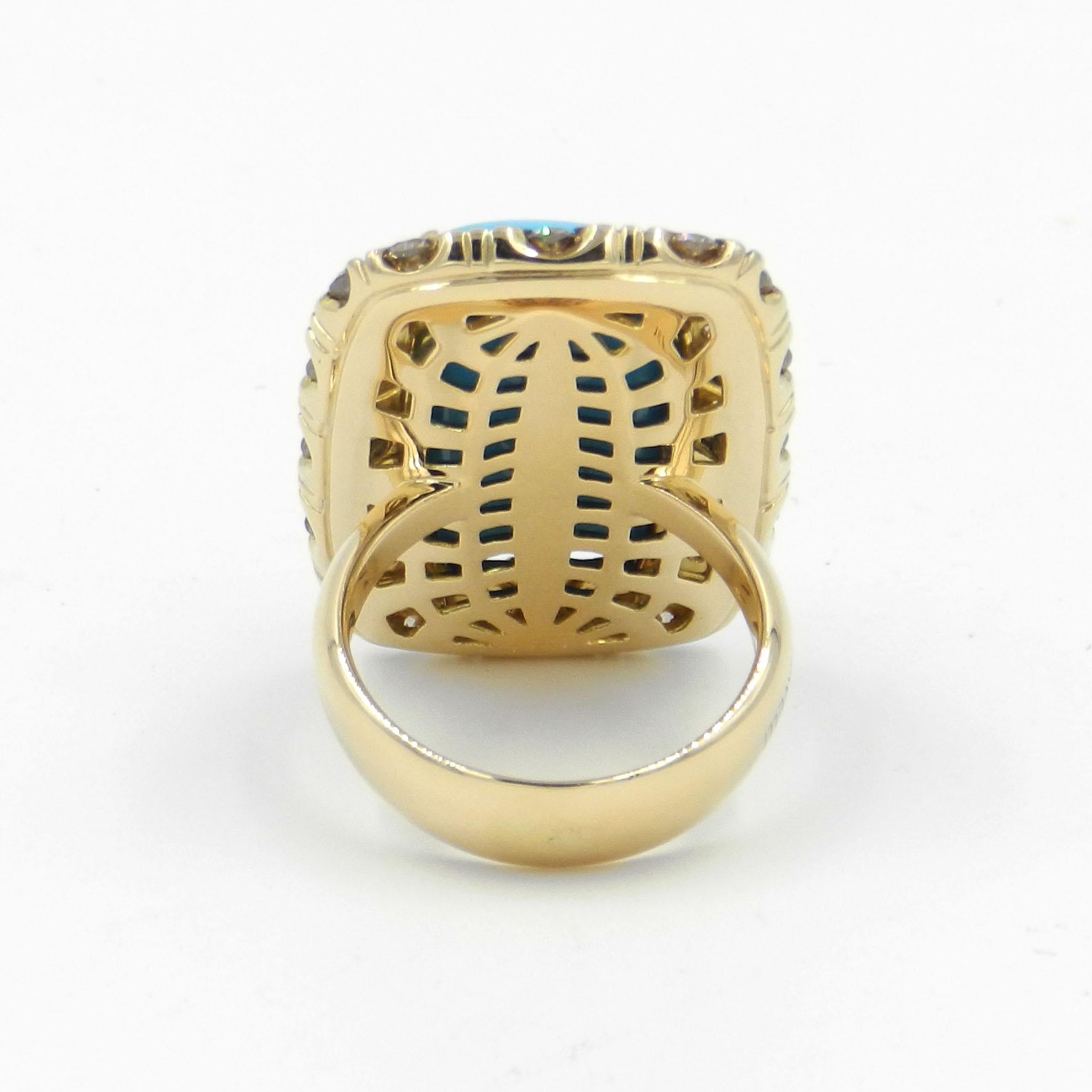 Der exquisite Ring aus 18 Kt. Gelbgold mit braunen Diamanten und Türkis ist ein wahrer Ausdruck von Luxus und Raffinesse. Lassen Sie uns einen Blick auf seine fesselnden Eigenschaften werfen:

MATERIAL: Dieser Ring ist sorgfältig aus 18 Kt. Gelbgold