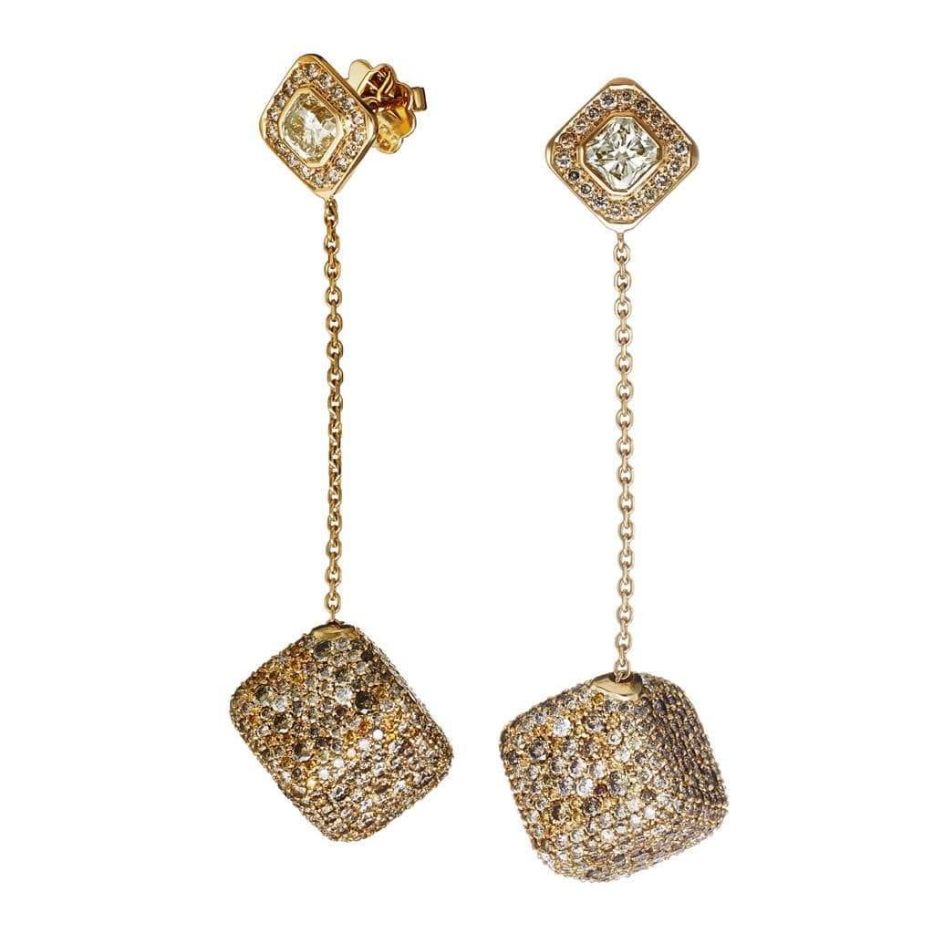 Diese unglaublichen Würfel-Ohrringe sind handgefertigt aus Gelbgold und braunen Diamanten (es ist möglich, diese Ohrringe ohne den Würfel-Anhänger zu tragen) und

Pflasterung: Braune Diamanten 12,2ct. 
Material: Gelbgold 750

Sie sind auch mit