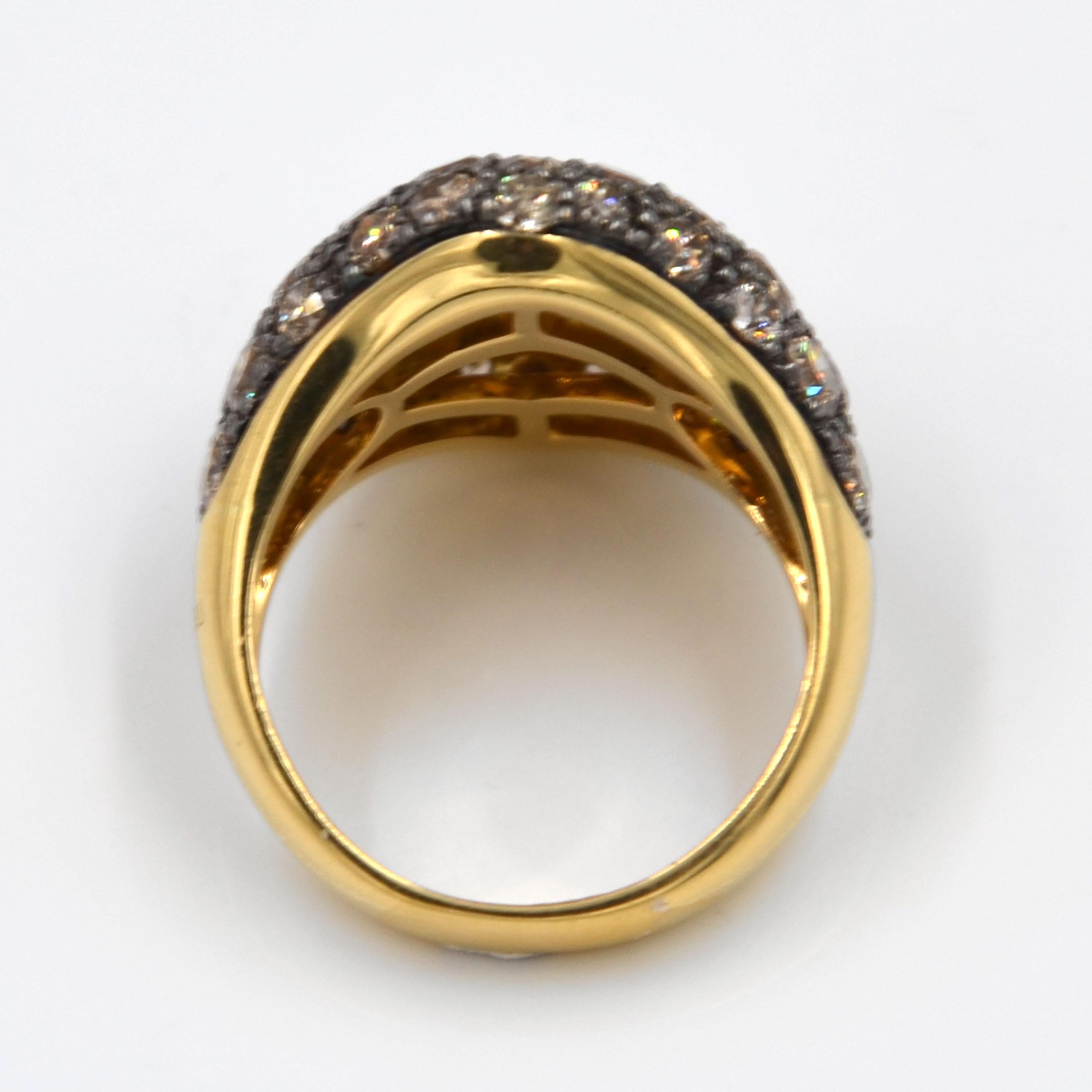 18KT Gelbgold Braun Diamanten Pavè Kuppel GARAVELLI Ring  Fingergröße 55 . US-Fingergröße 7
Eine moderne, weiche, quadratische Form aus braunen Diamanten.
18 kt GOLD  gr: 9,60
BROWN DIAMONDS ct : 4.66