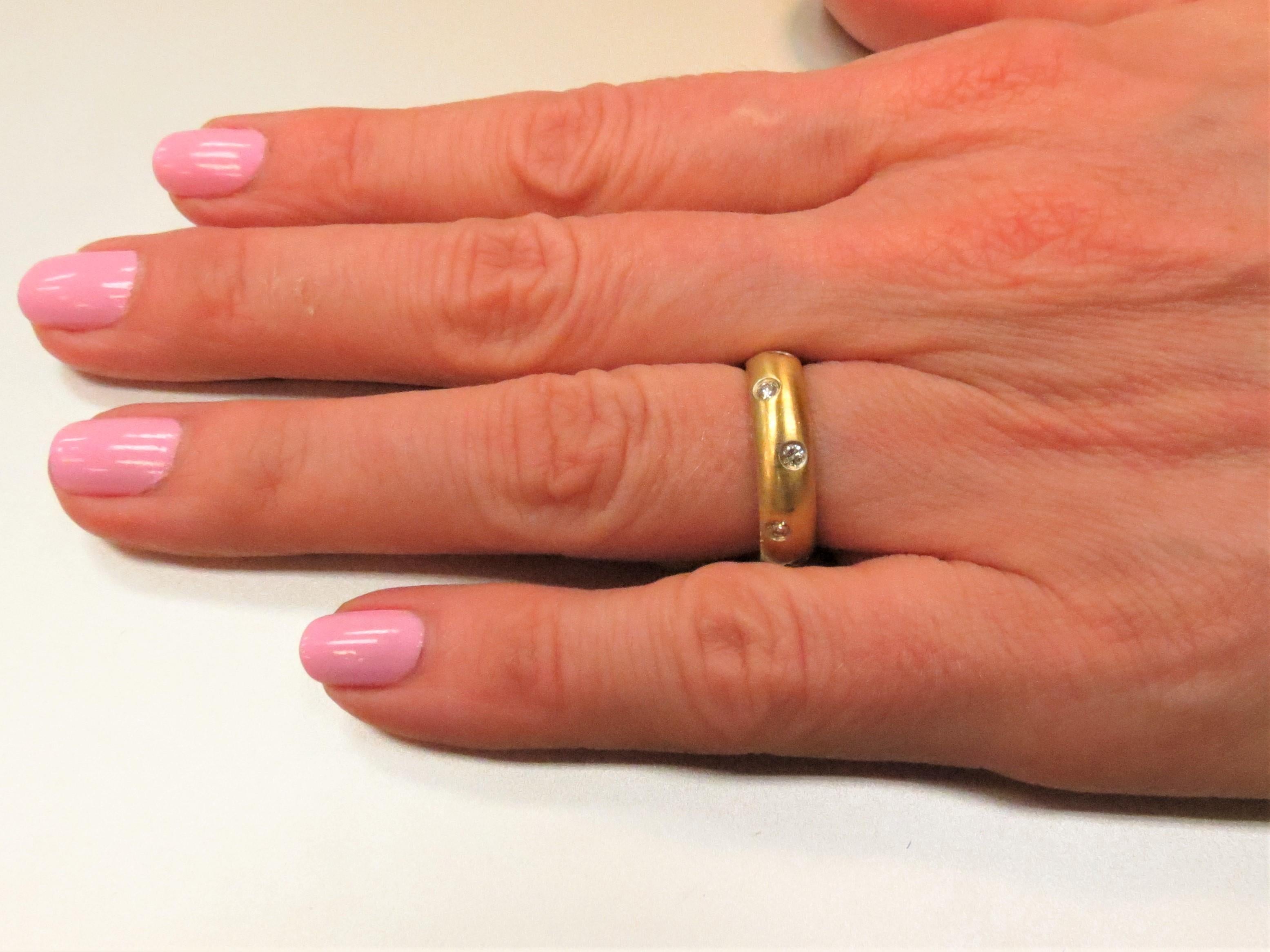 Contemporain Bague jonc en or jaune 18 carats, finition brossée, design tout en diamants en vente