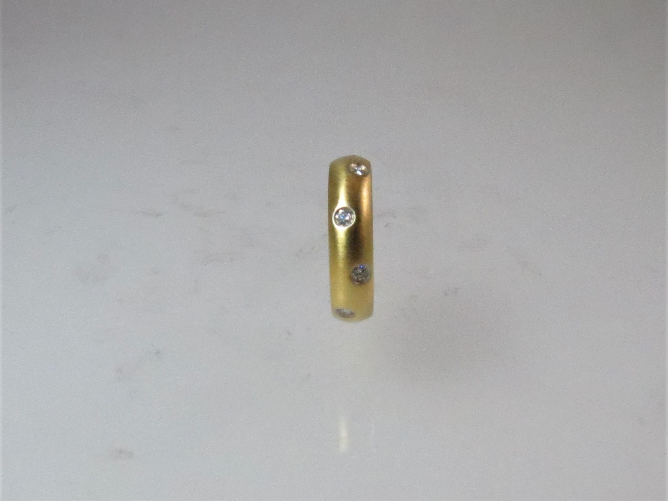 Taille ronde Bague jonc en or jaune 18 carats, finition brossée, design tout en diamants en vente