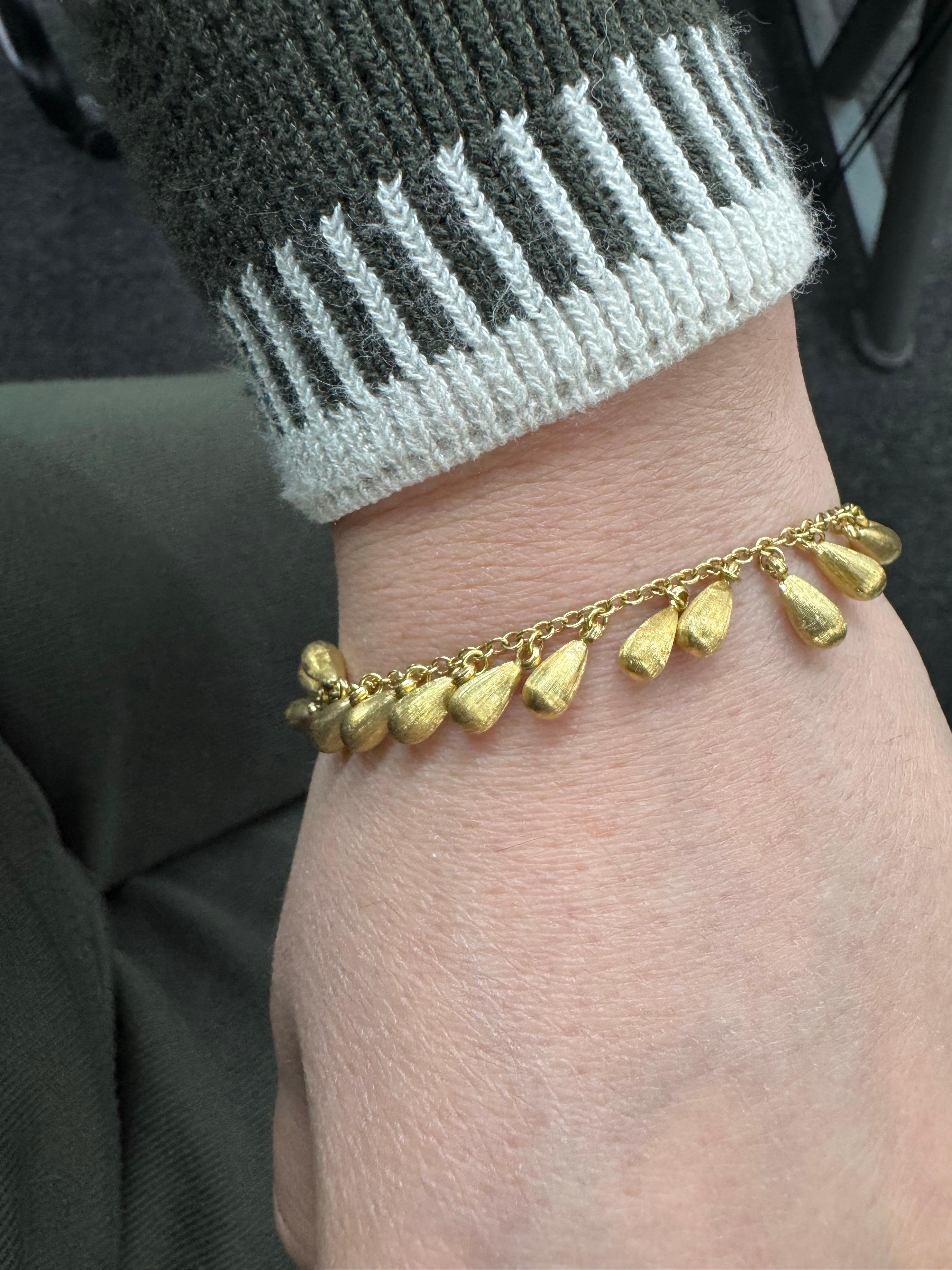 18 Karat Yellow Gold Brush Finished Tear Drop Link Bracelet 12.6 Grams In Excellent Condition For Sale In New York, NY