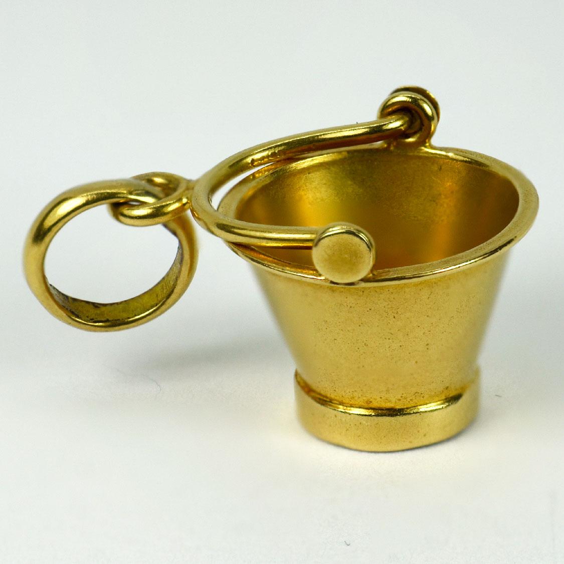Pendentif breloque seau en or jaune 18 carats Bon état à London, GB