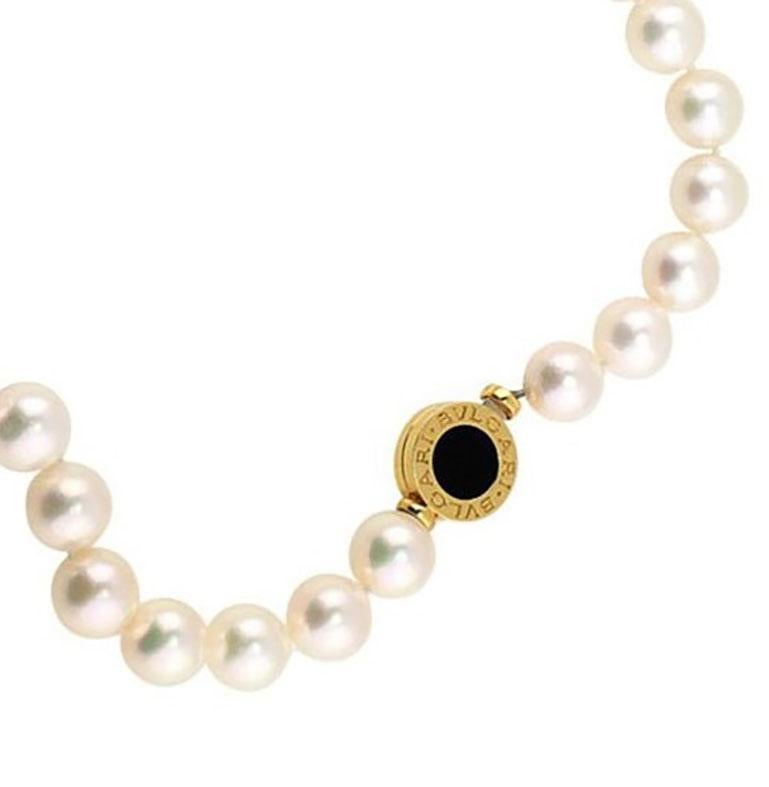Diese elegante Bulgari-Perlenkette aus 18 Karat Gelbgold besteht aus 45 9 mm großen Zuchtperlen mit einem Onyx-Verschluss.