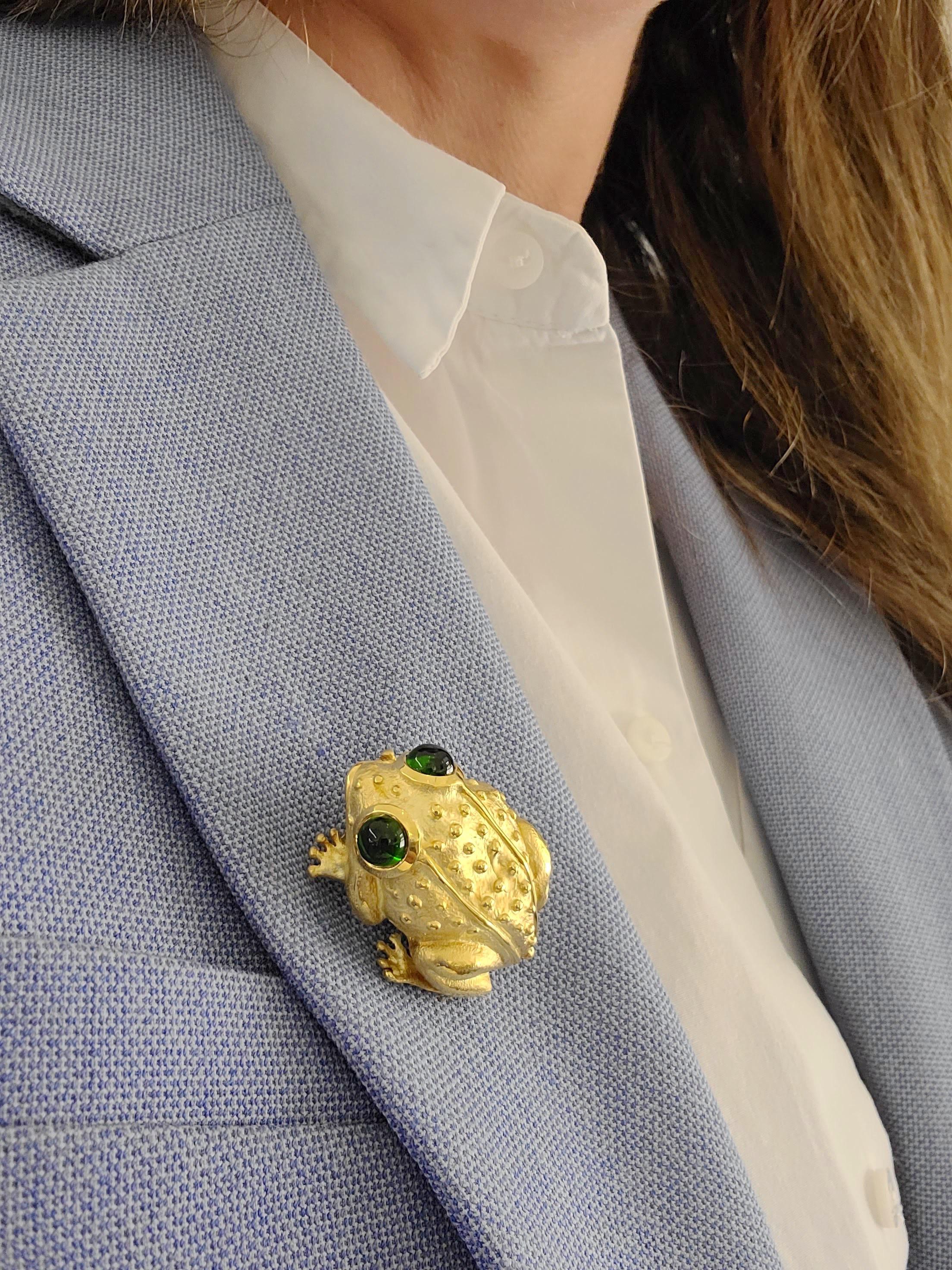 Contemporary 18 Karat Yellow Gold Bullfrog Brooch with Cabochon Green Tourmaline Eyes For Sale