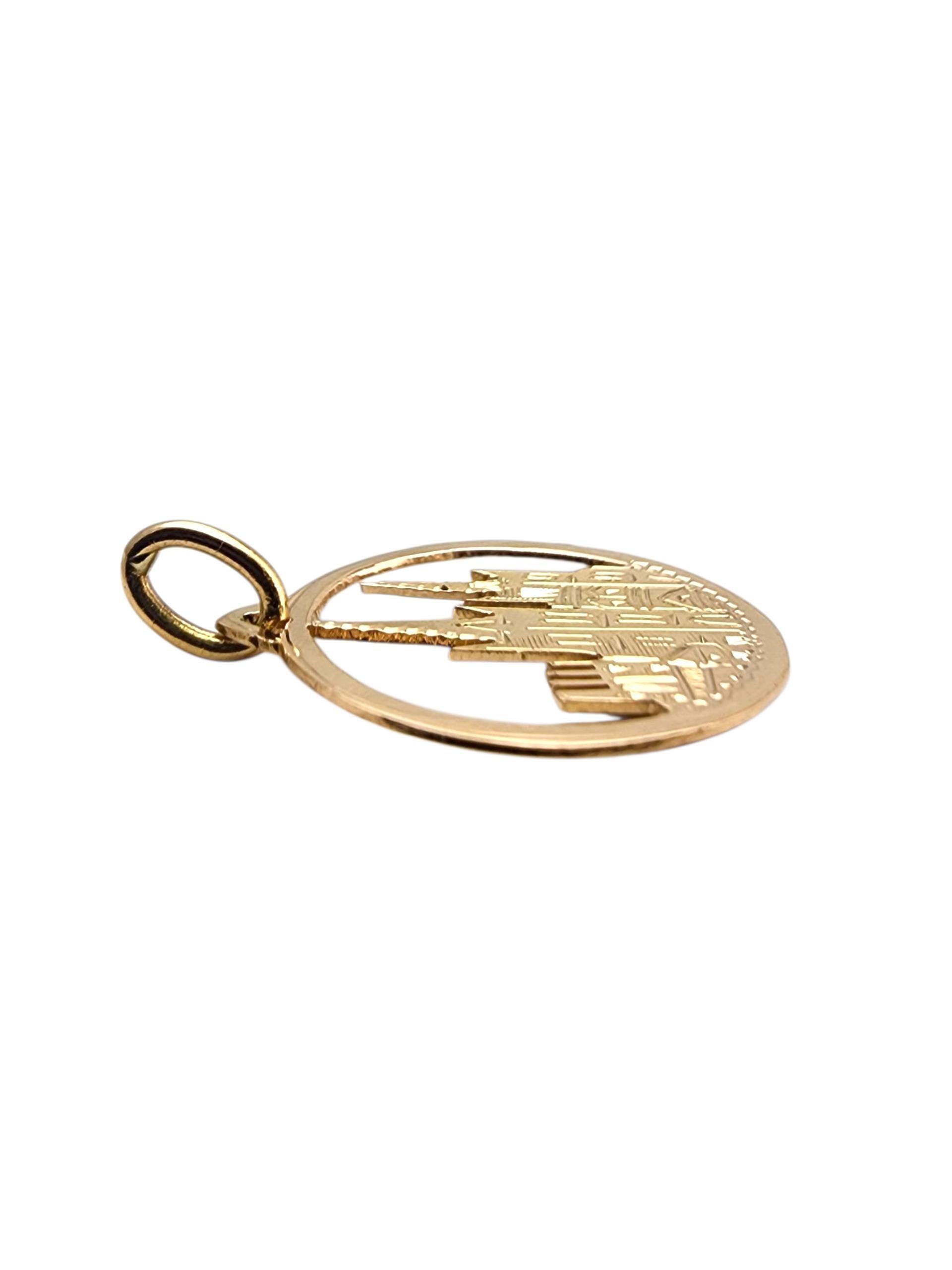 Or jaune 18 carats Burgos Cathedral Spain Charm #23591 Bon état - En vente à Washington Depot, CT