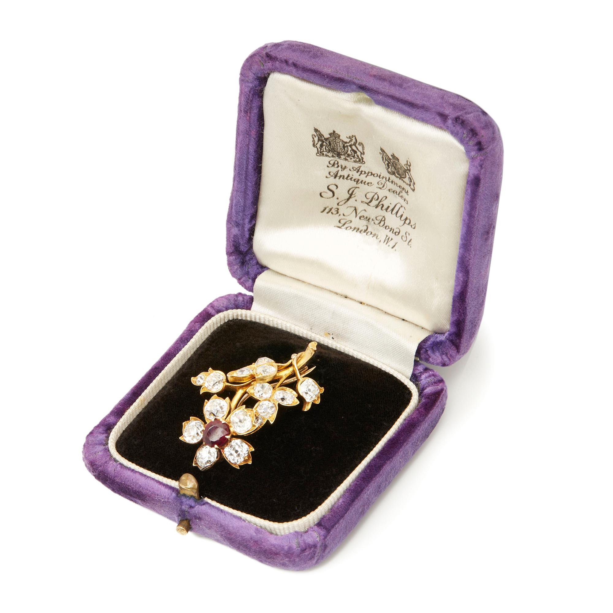 Broche fleur vintage en or jaune 18 carats, rubis de Birmanie et diamants en vente 1