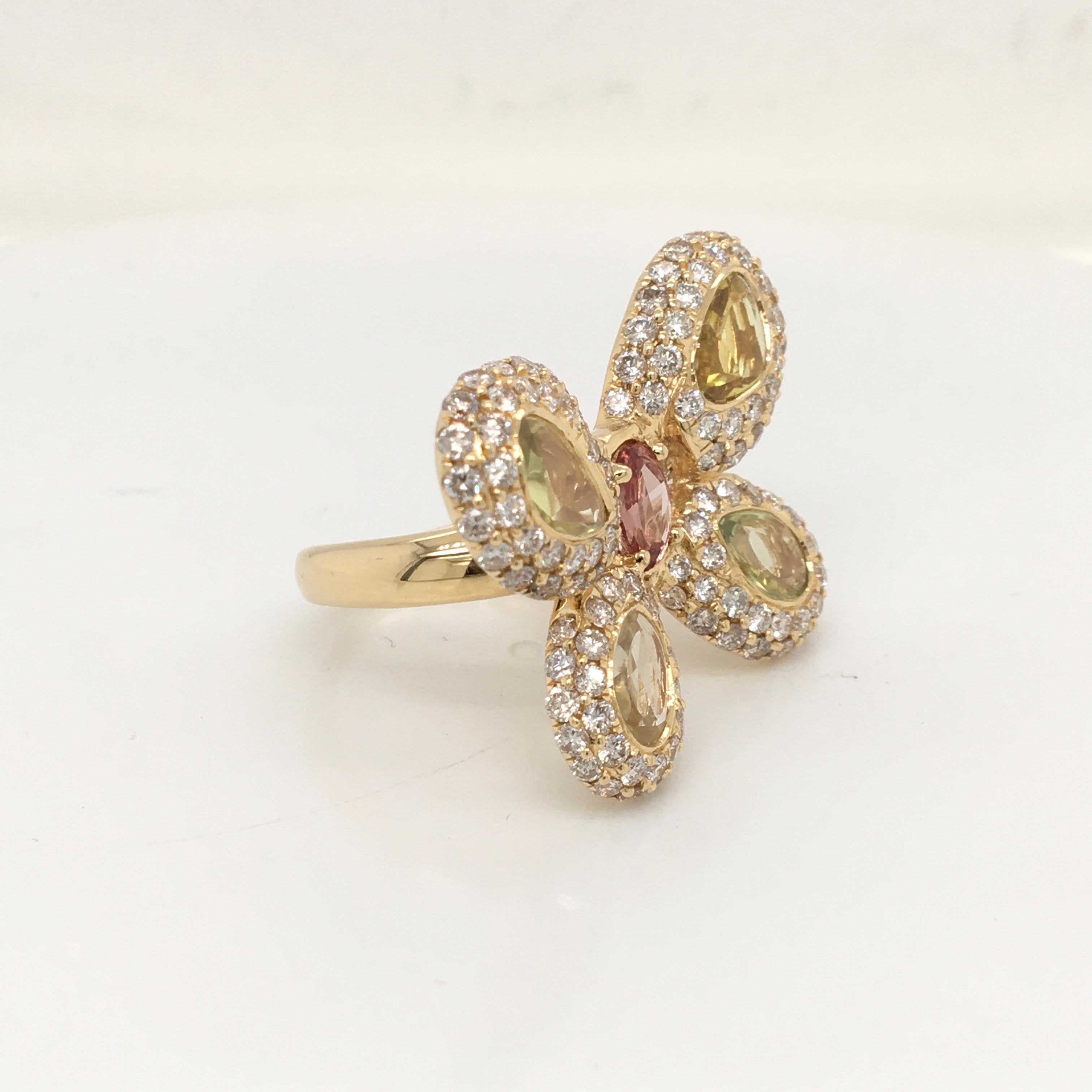 18 Karat yellow gold ring in a butterfly design, set with 2.83 carats of diamonds round cut  color  G  clarity  VS and 4 carats of  multishape yellow sapphires Made in Italy comes in a Box,
finger size 6,75 US size (finger size is adjustable in our