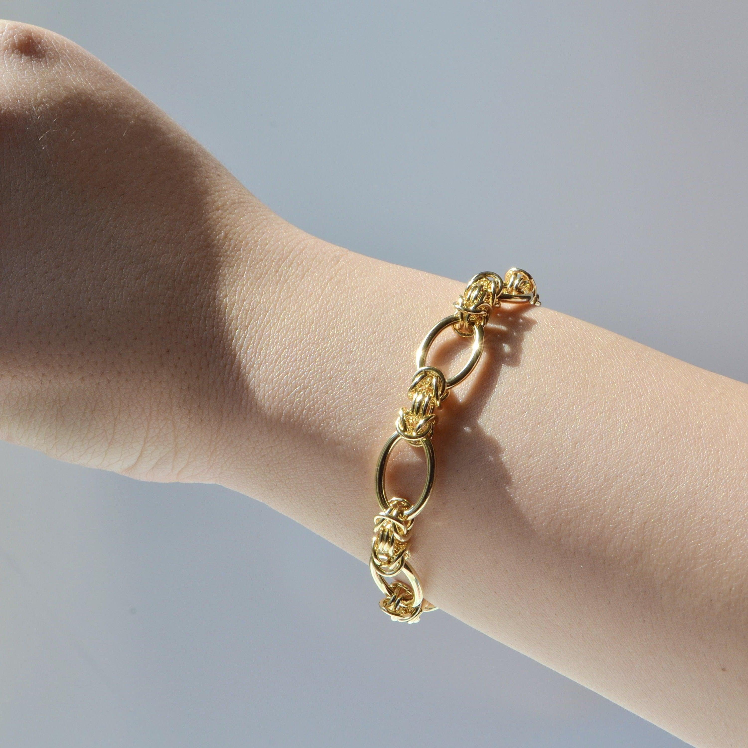 18 Karat Gelbgold, 18,4 cm lang, byzantinisches Gliederarmband.

Dieses in sorgfältiger Handarbeit aus 18 Karat Gelbgold gefertigte, einzigartige Armband verbindet mühelos zeitlose Eleganz mit moderner Raffinesse und ist damit das ultimative