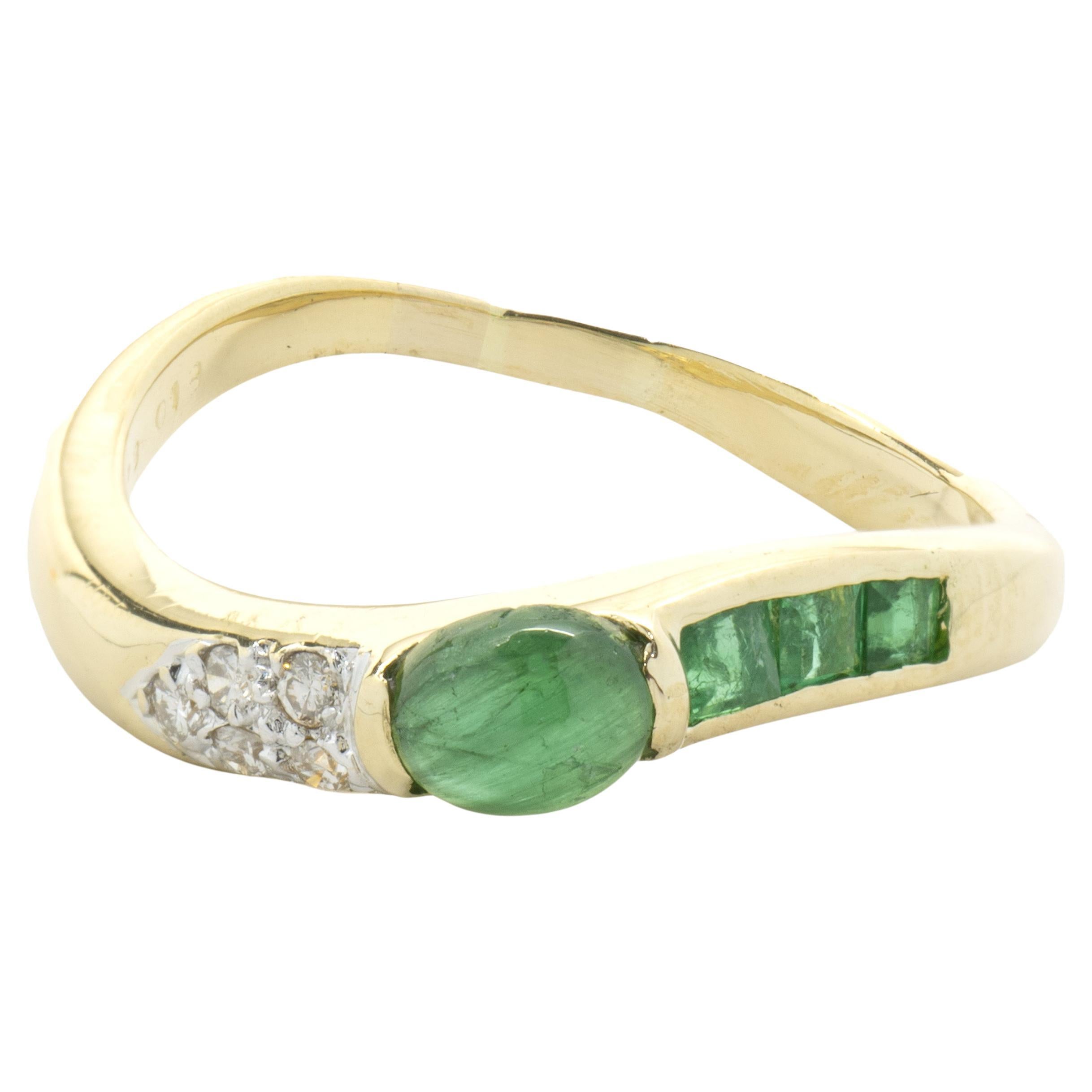 Anello in oro giallo 18 carati con smeraldo cabochon e diamanti