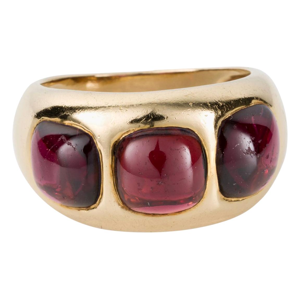 18 Karat Yellow Gold Cabochon Garnet Ring For Sale