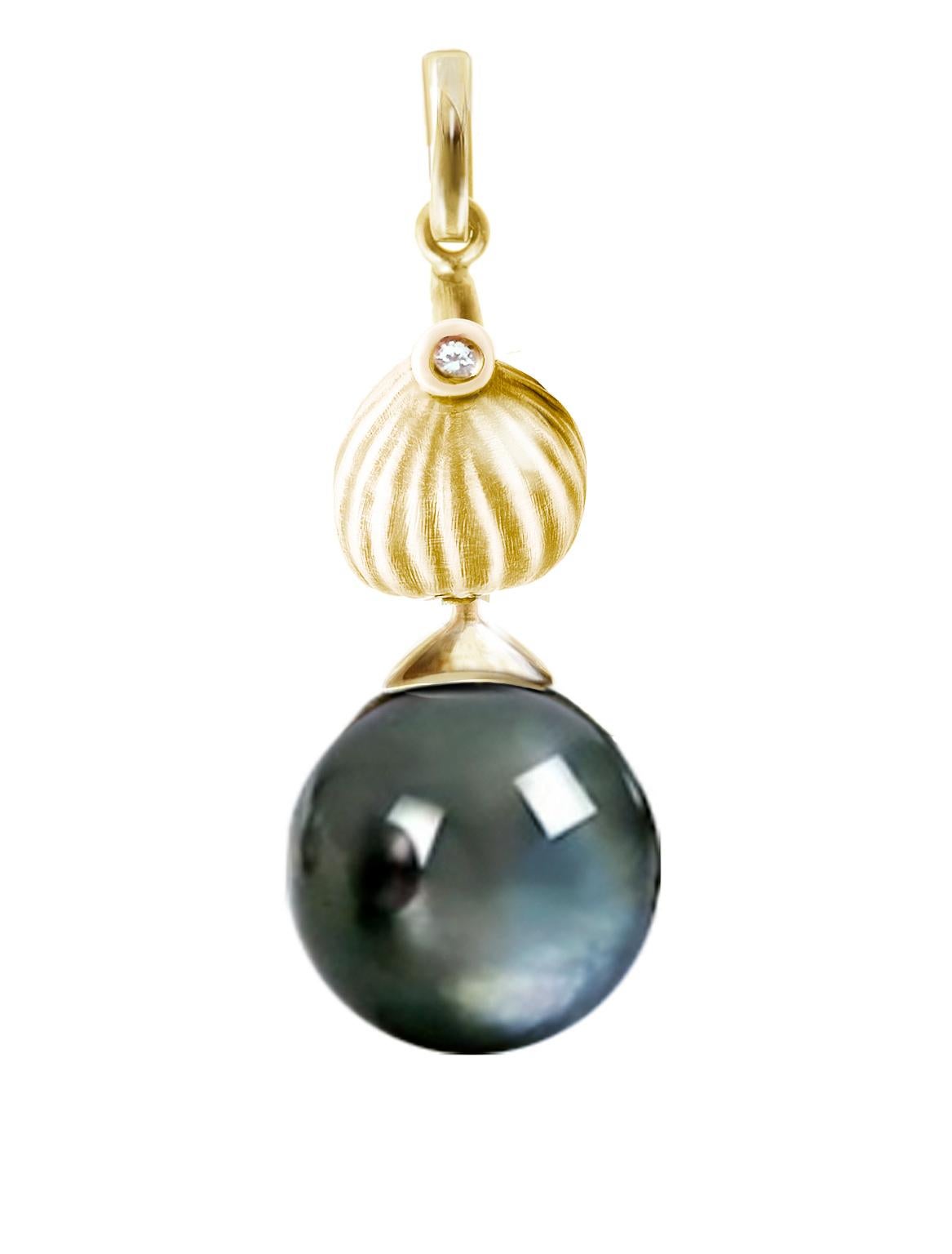 Contemporary Eighteen Karat Yellow Gold Tahitian Black Pearls Drop Earrings with Diamonds For Sale