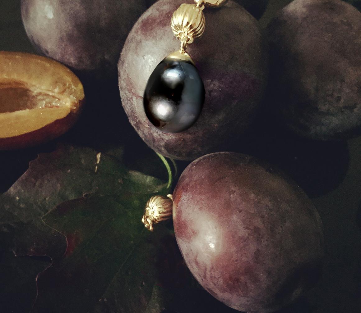 Pendientes de oro amarillo de dieciocho quilates con perlas negras de Tahití y diamantes en venta 4