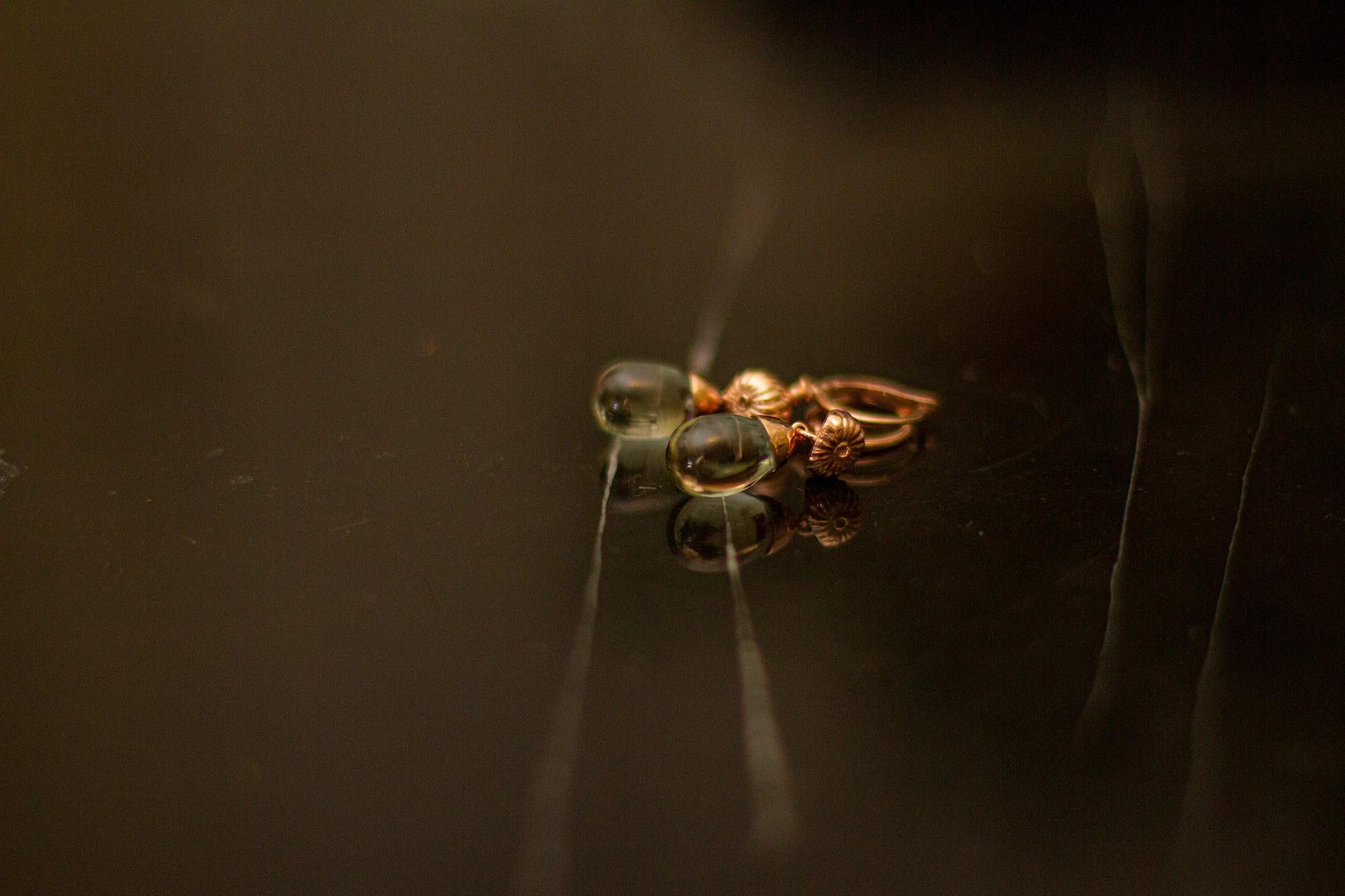 Orecchini pendenti contemporanei in oro giallo con quarzo cabochon e diamanti in vendita 9