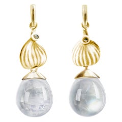 Boucles d'oreilles pendantes contemporaines en or jaune et quartz cabochon avec diamants