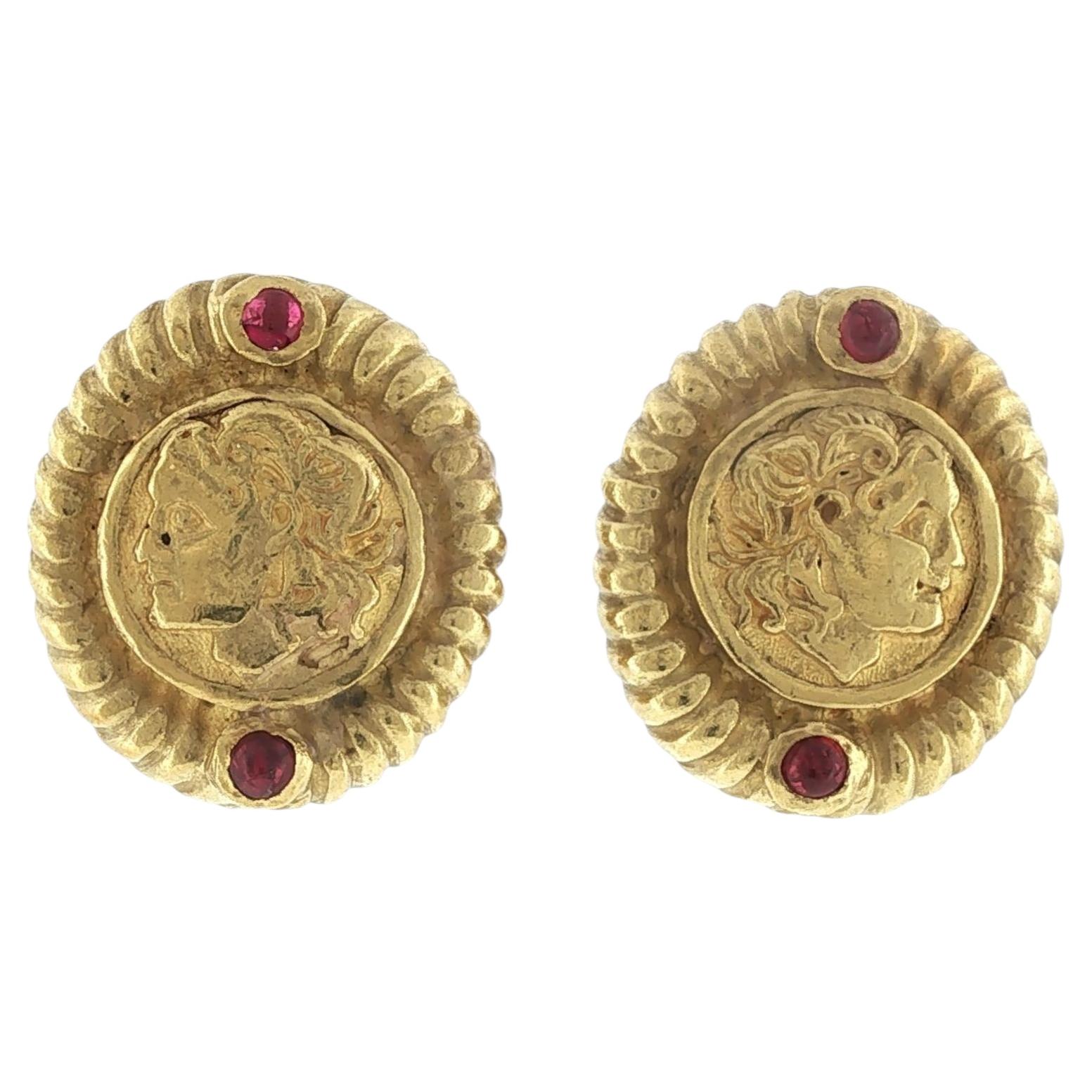 Orecchini vintage a clip in oro giallo 18 carati con rubino cabochon e motivo a moneta romana
