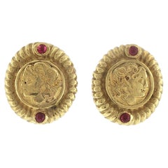 Vintage-Ohrclips aus 18-Karat-Gelbgold mit Cabochon-Rubin im Stil römischer Münzen