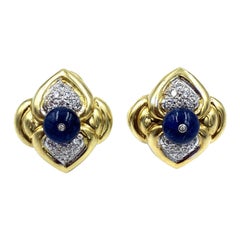 Orecchini a clip in oro giallo 18 carati con zaffiro cabochon e diamanti