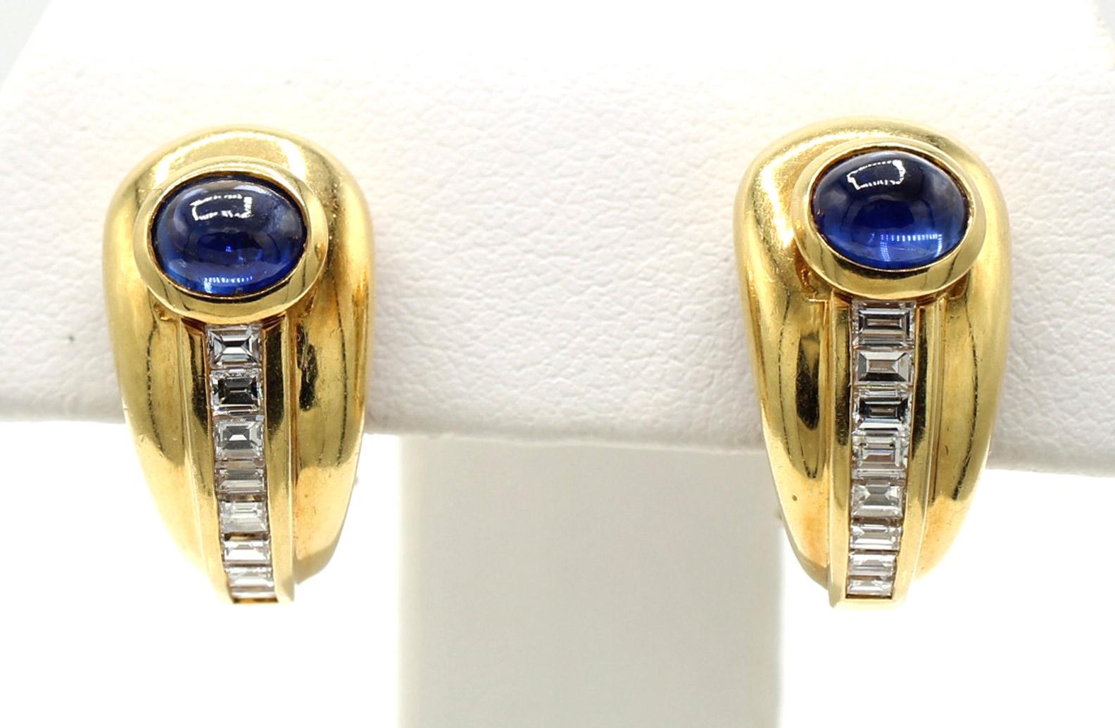 Boucles d'oreilles amusantes et colorées en or jaune 18 carats serties d'un saphir cabochon bleu marine dans chaque boucle d'oreille et complétées par 8 diamants baguettes d'un blanc éclatant et étincelant. Longueur 0,75 pouces