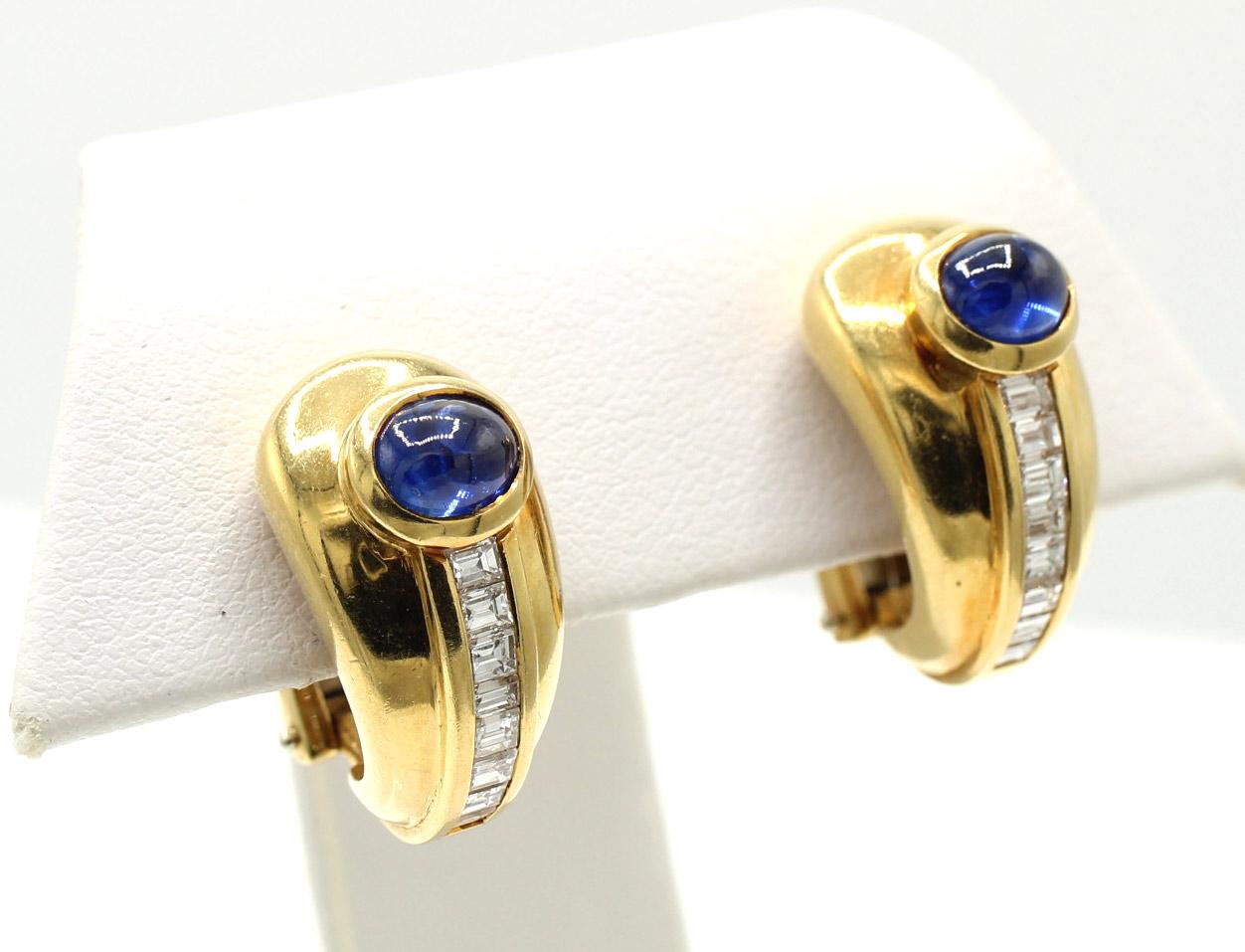 Or jaune 18 carats  Boucles d'oreilles Cabochon Saphir Diamant Bon état - En vente �à New York, NY