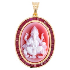 Collier pendentif camée Ganesha en or jaune 18 carats avec agate de Birmanie taille calibre et rubis