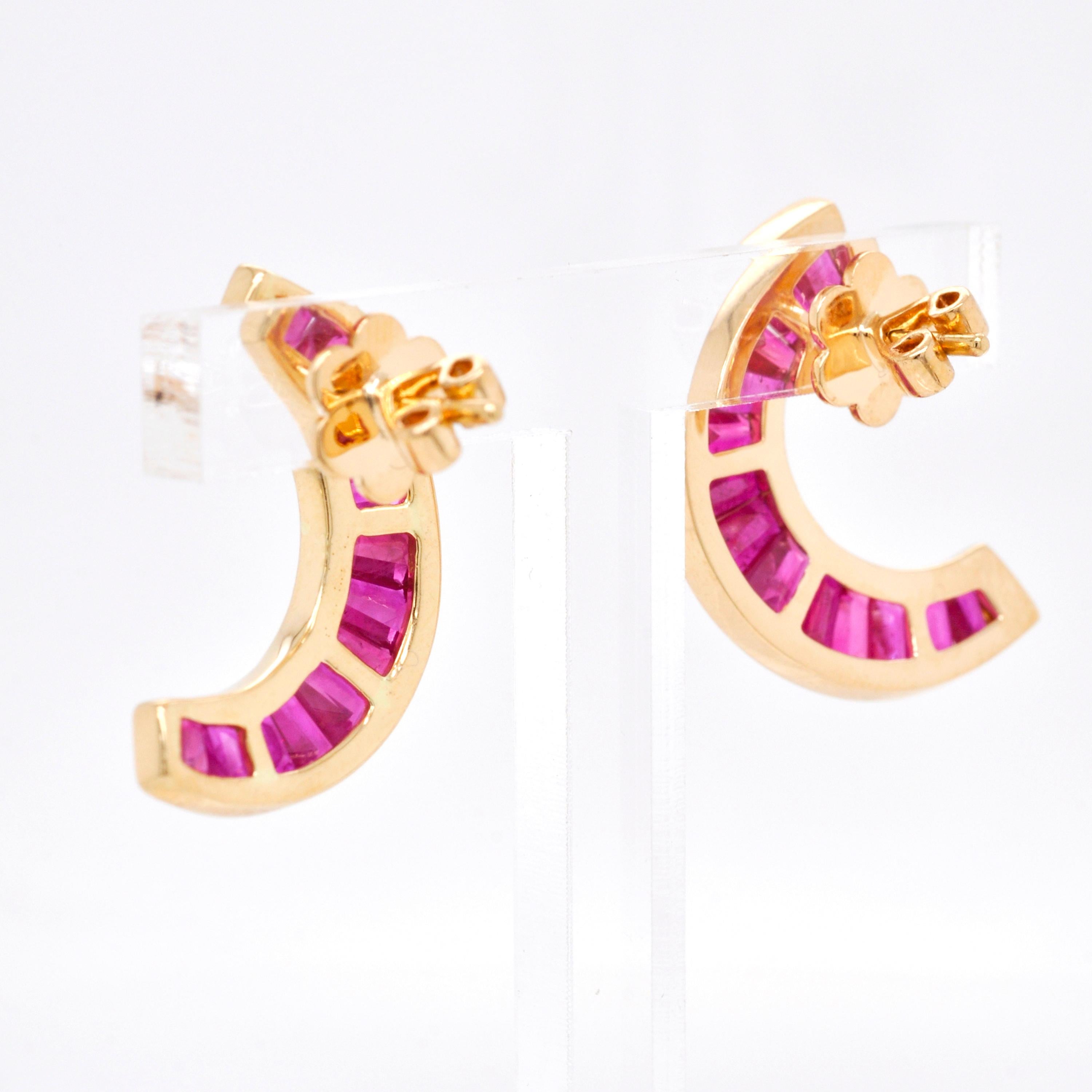 18 Karat Yellow Gold Calibre-Cut Taper Baguette 5.06 Ct Burma Ruby Stud Earrings For Sale 1