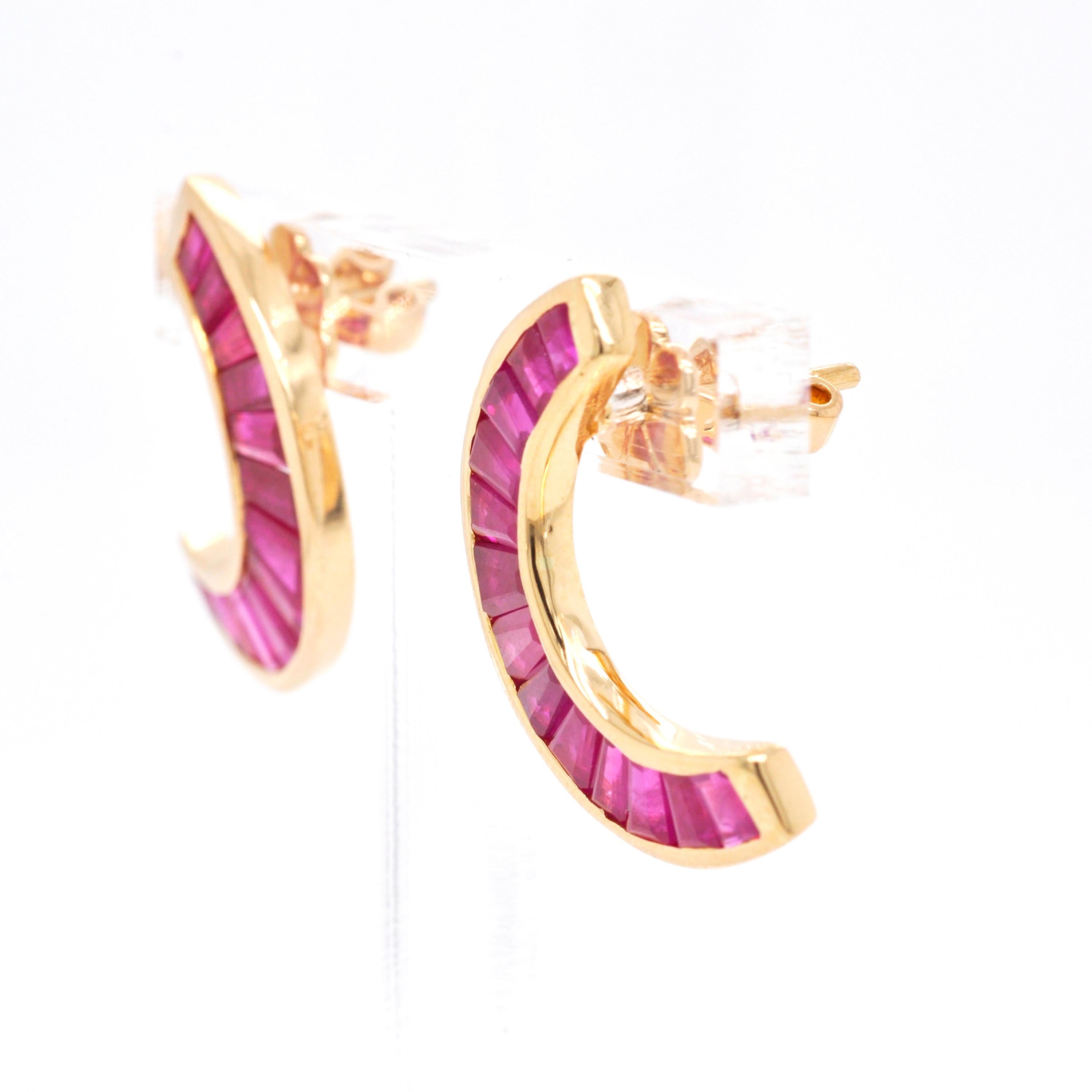 18 Karat Yellow Gold Calibre-Cut Taper Baguette 5.06 Ct Burma Ruby Stud Earrings For Sale 2