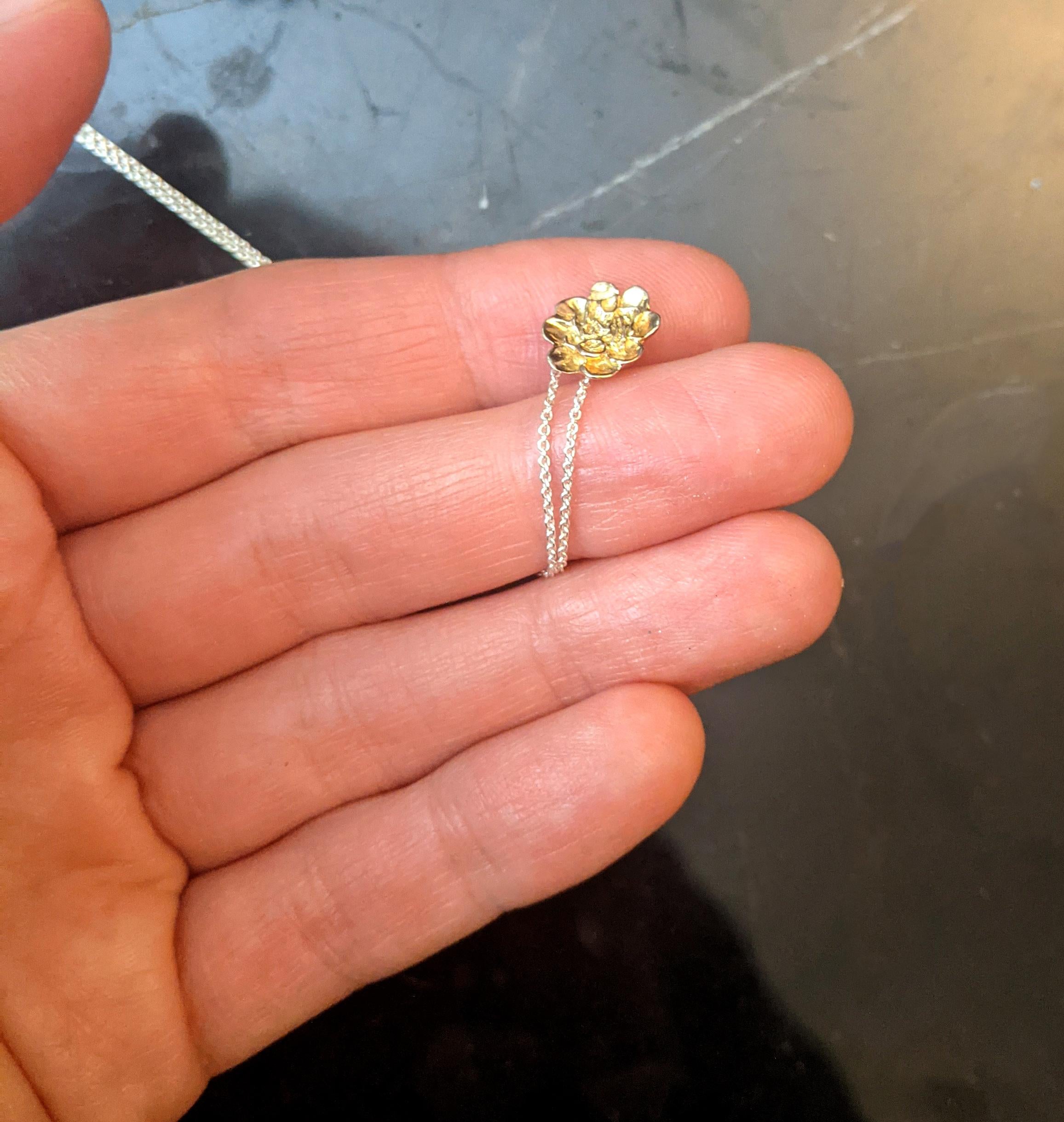 Zehnzehn Karat Gelbgold Kamelie Zeitgenössischer Charm im Angebot 9