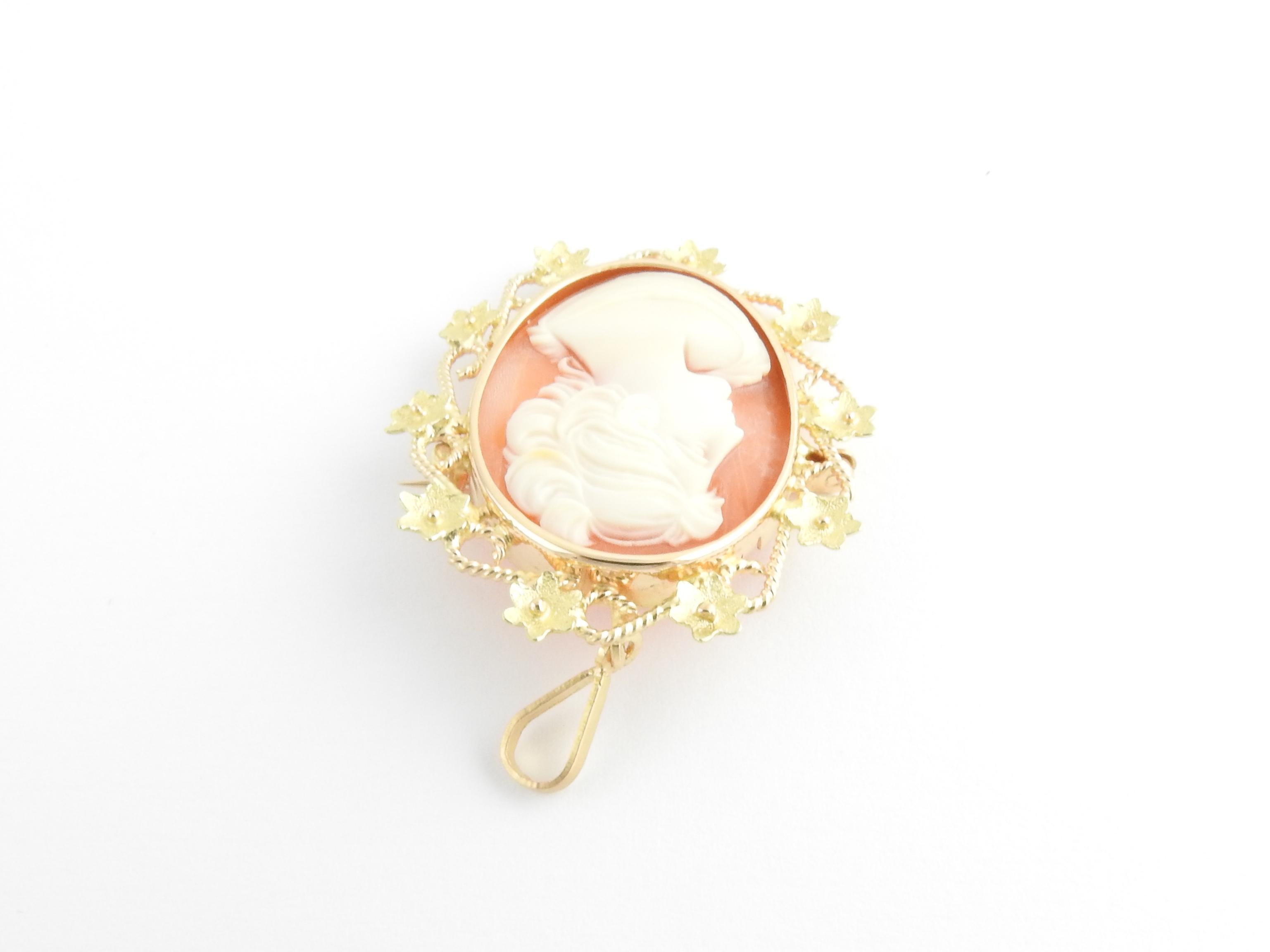 18 Karat Yellow Gold Cameo Brooch / Pendant In Good Condition For Sale In Washington Depot, CT