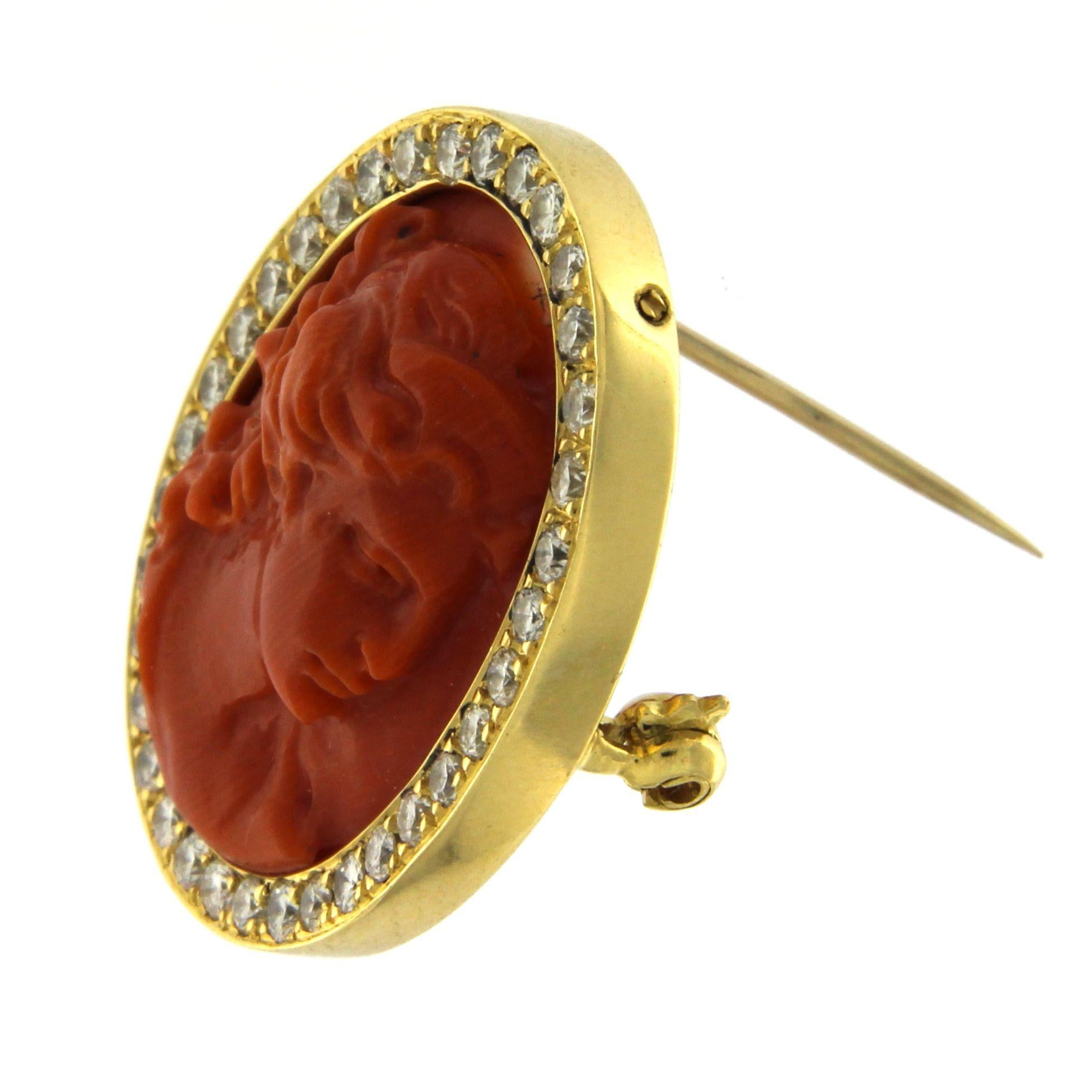 18 Karat Yellow Gold Cameo Pin with Diamonds In Excellent Condition In Milano, Lombardia