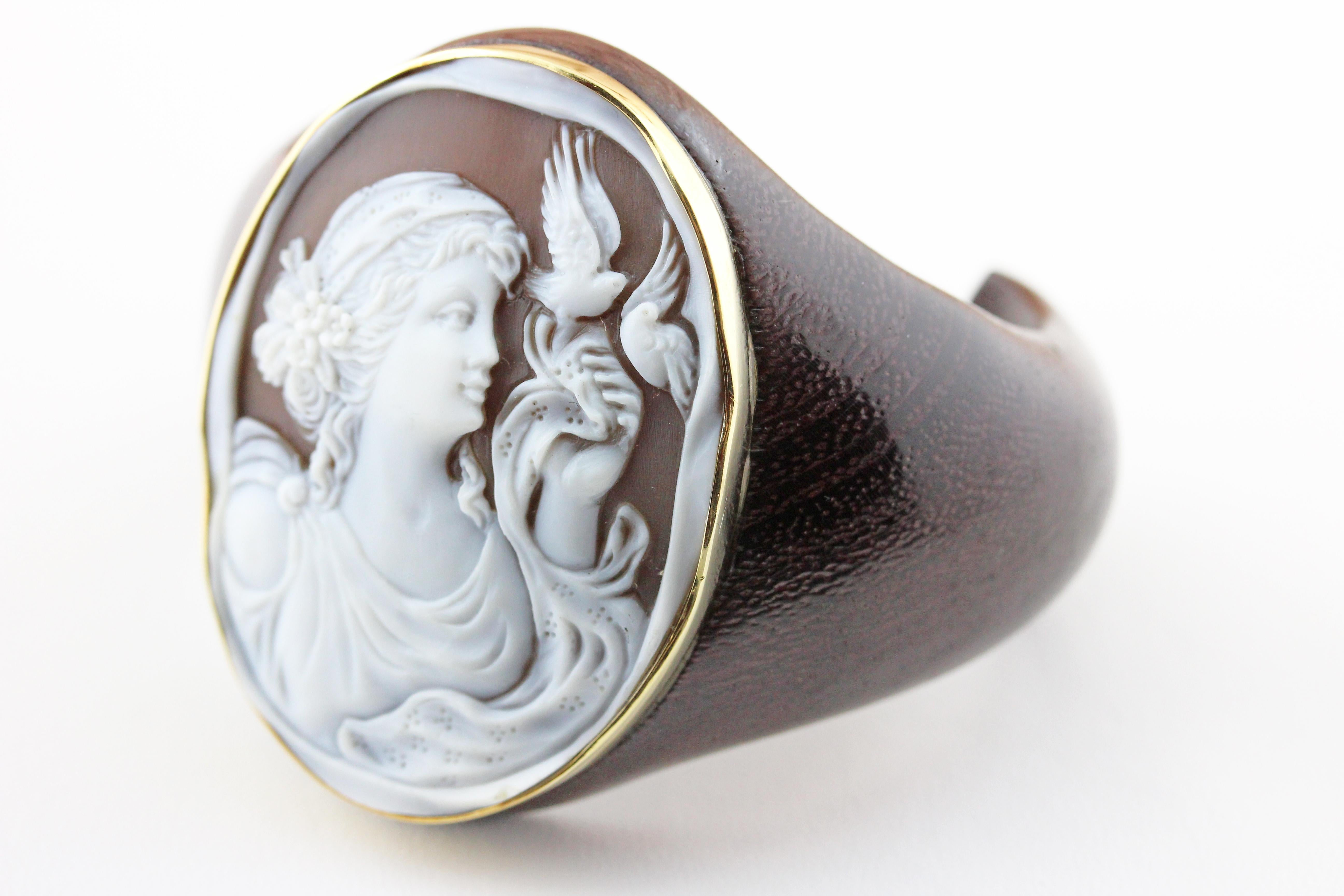 18 Karat Yellow Gold Cameo Wood Cuff Bracelet In New Condition For Sale In Milano, IT