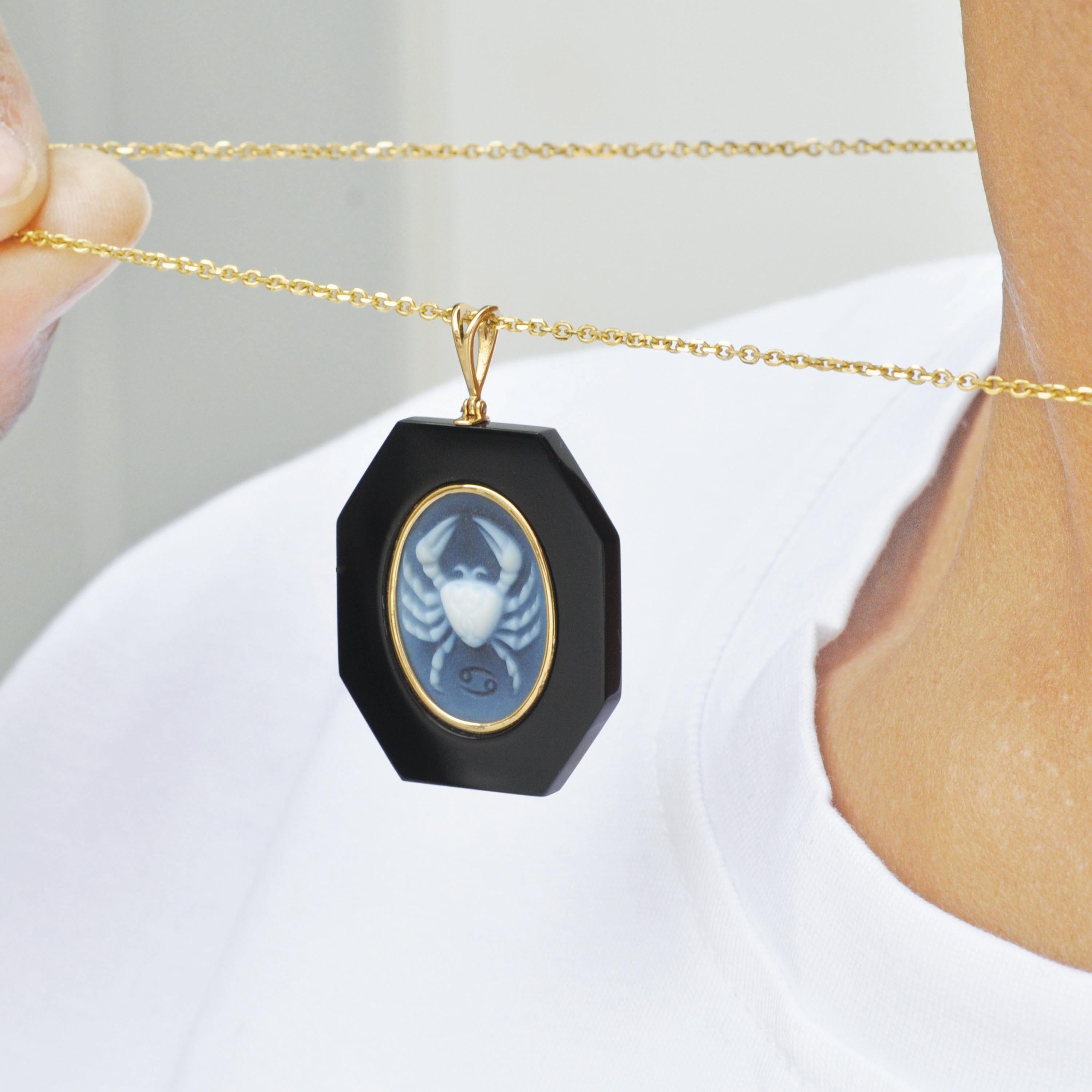 18 Karat Yellow Gold Cancer Zodiac Agate Cameo Black Onyx Pendant Necklace In New Condition For Sale In Jaipur, Rajasthan