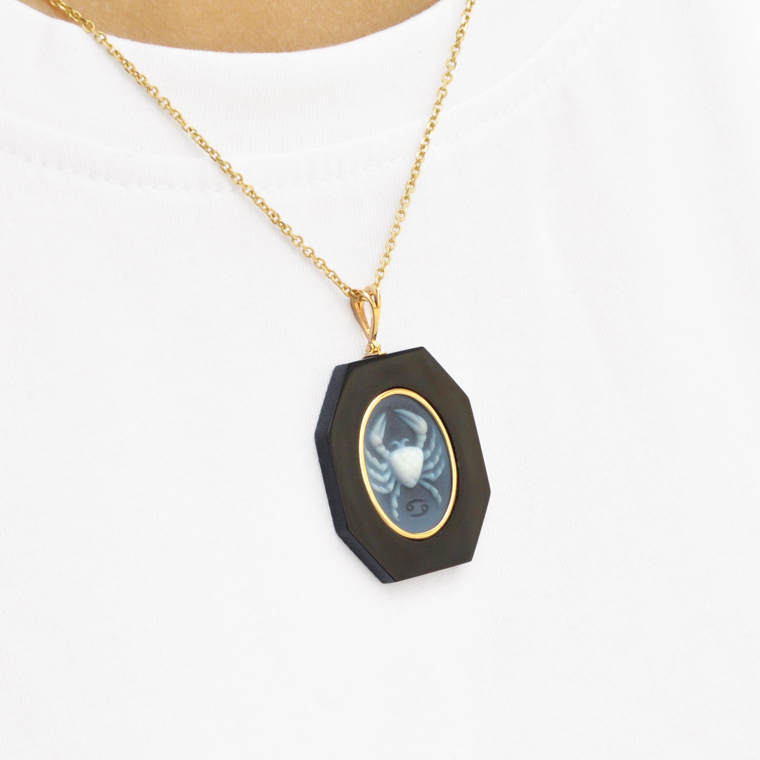 18 Karat Yellow Gold Cancer Zodiac Agate Cameo Black Onyx Pendant Necklace For Sale 1