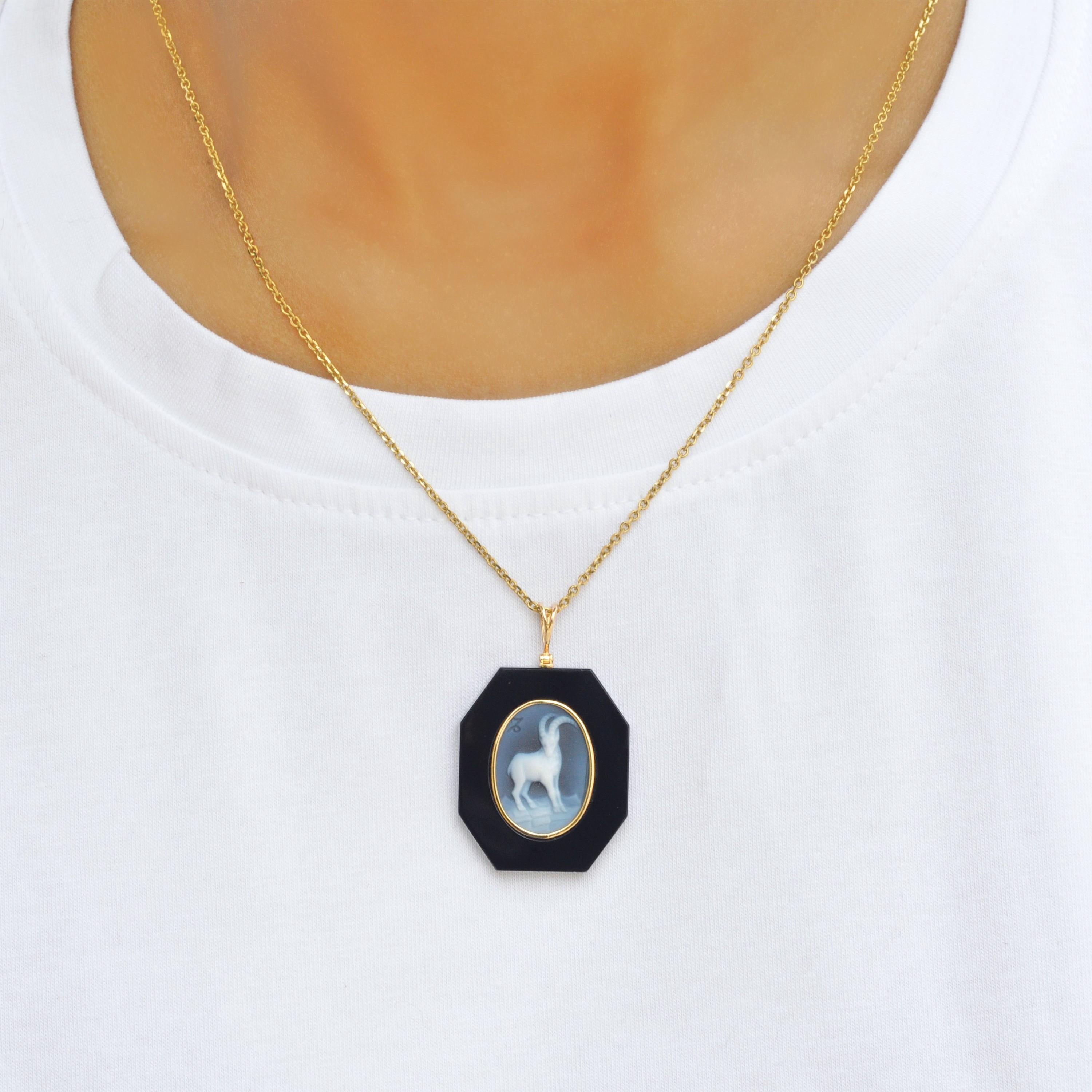 18 karat yellow gold Capricorn zodiac agate cameo black onyx pendant necklace. 

This exquisite pendant showcases a stunning combination of contemporary design and timeless elegance. Crafted in 18K gold, the piece features a sleek loop from which