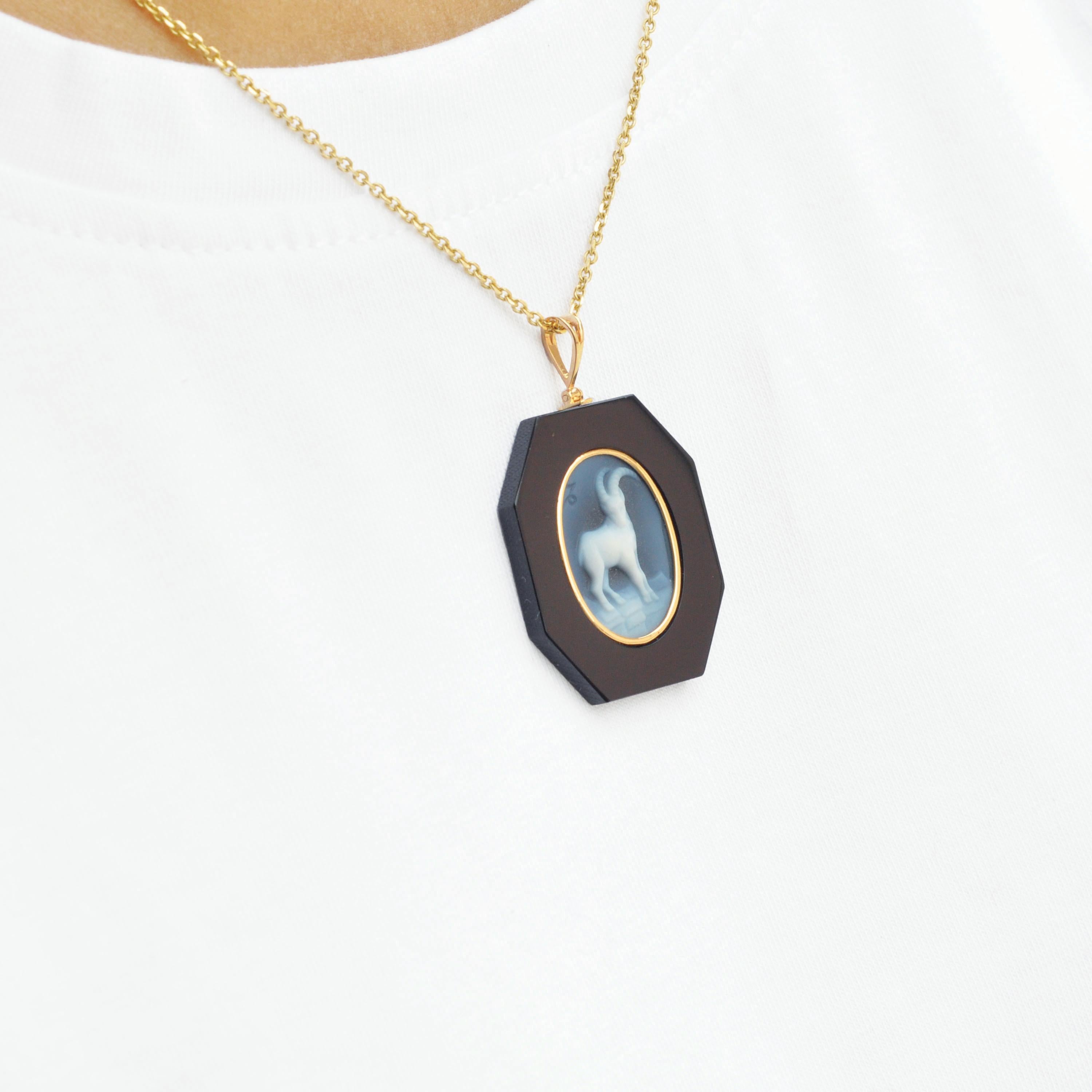 18 Karat Yellow Gold Capricorn Zodiac Agate Cameo Black Onyx Pendant Necklace In New Condition For Sale In Jaipur, Rajasthan
