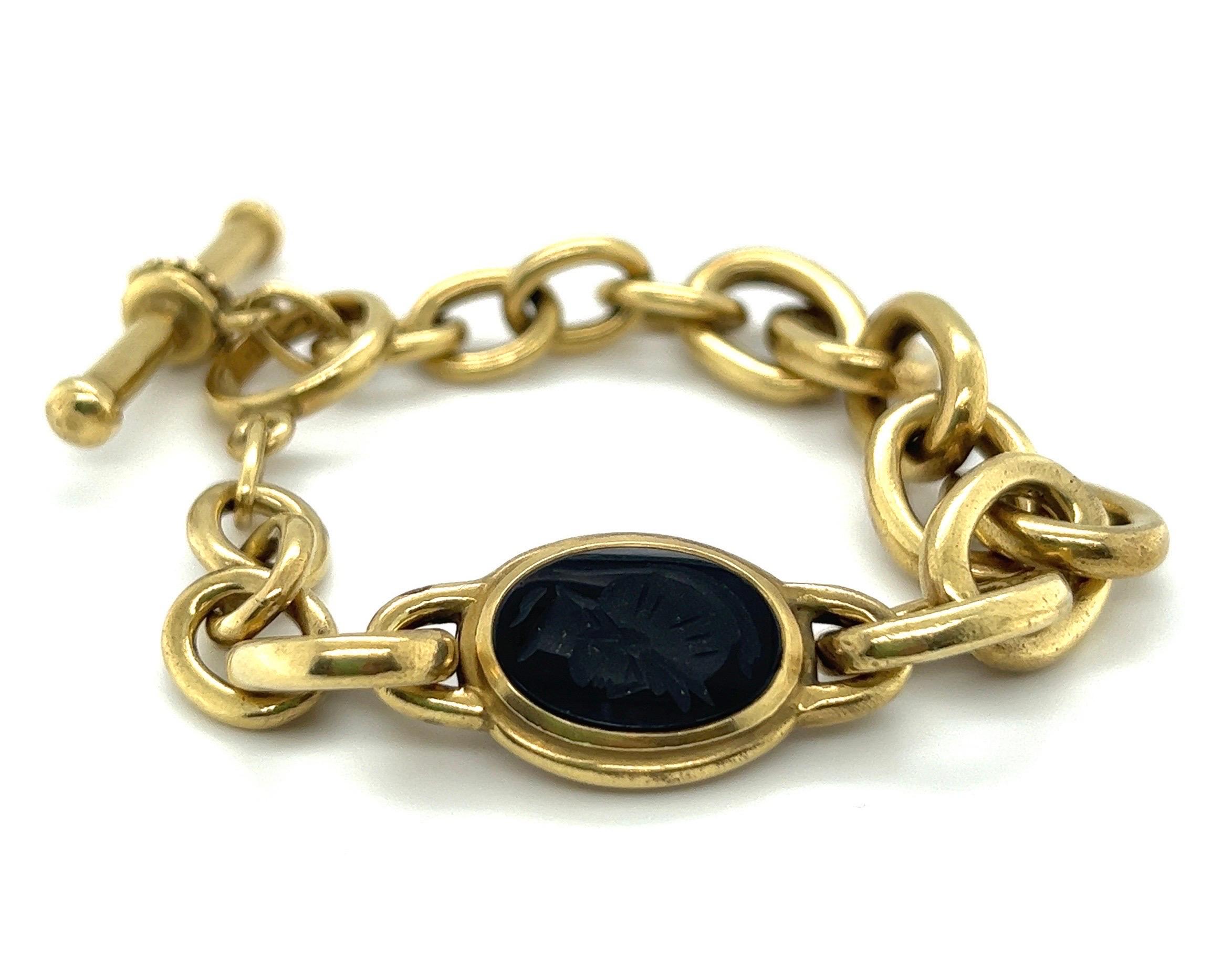 Superb 18 karat yellow gold, carnelian and onyx bracelet by Vahe Naltchayan, 1987.

Cable chain bracelet composed of bold oval yellow gold links and decorated with an oval, double-sided carnelian / onyx intaglio, each displaying the profile portrait