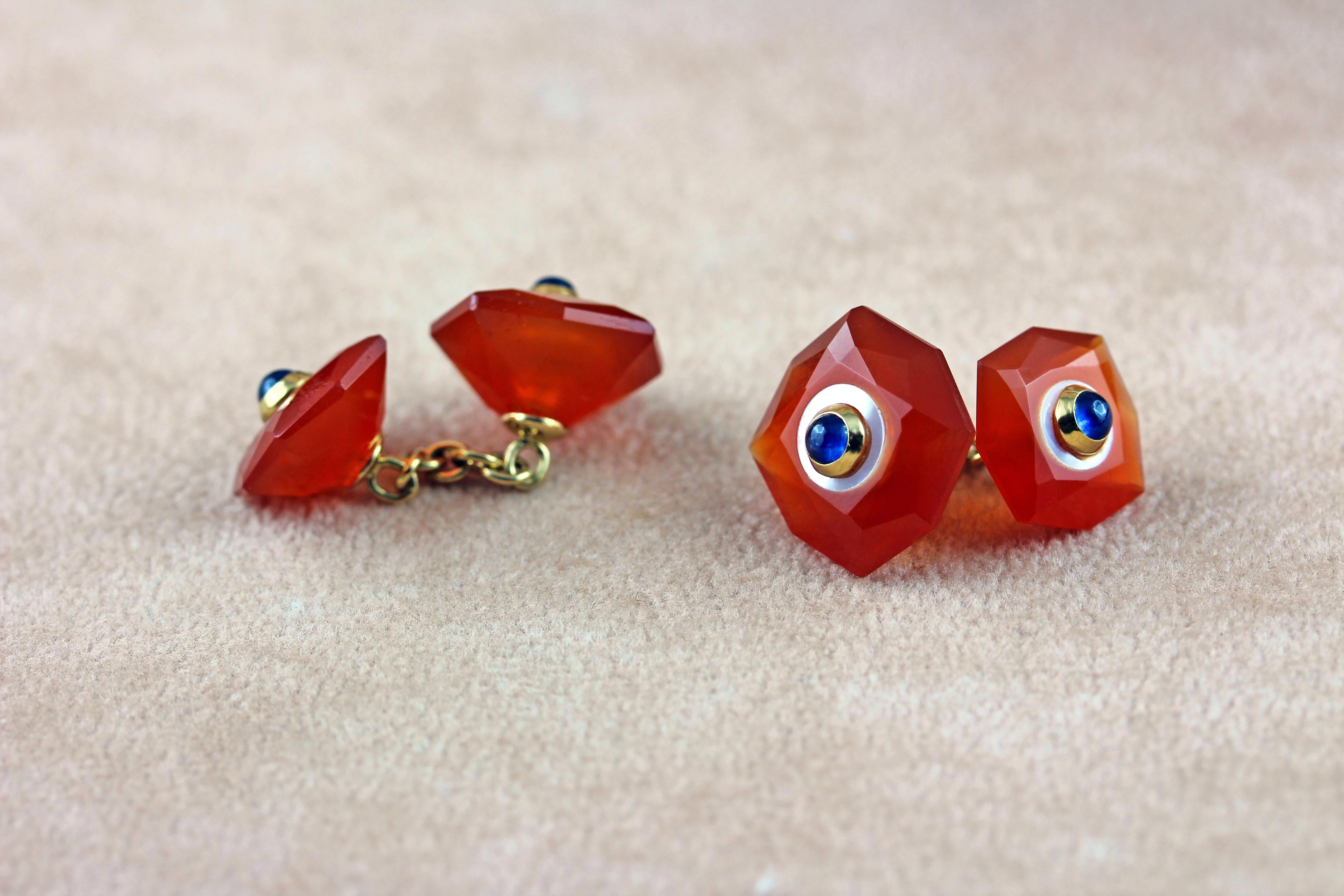 The classic design of these cufflinks is given a modern interpretation, thanks to the stones used and the color combinations they create. Both front face and toggle are shaped as multifaceted octagons in carnelian whose center is adorned in mother