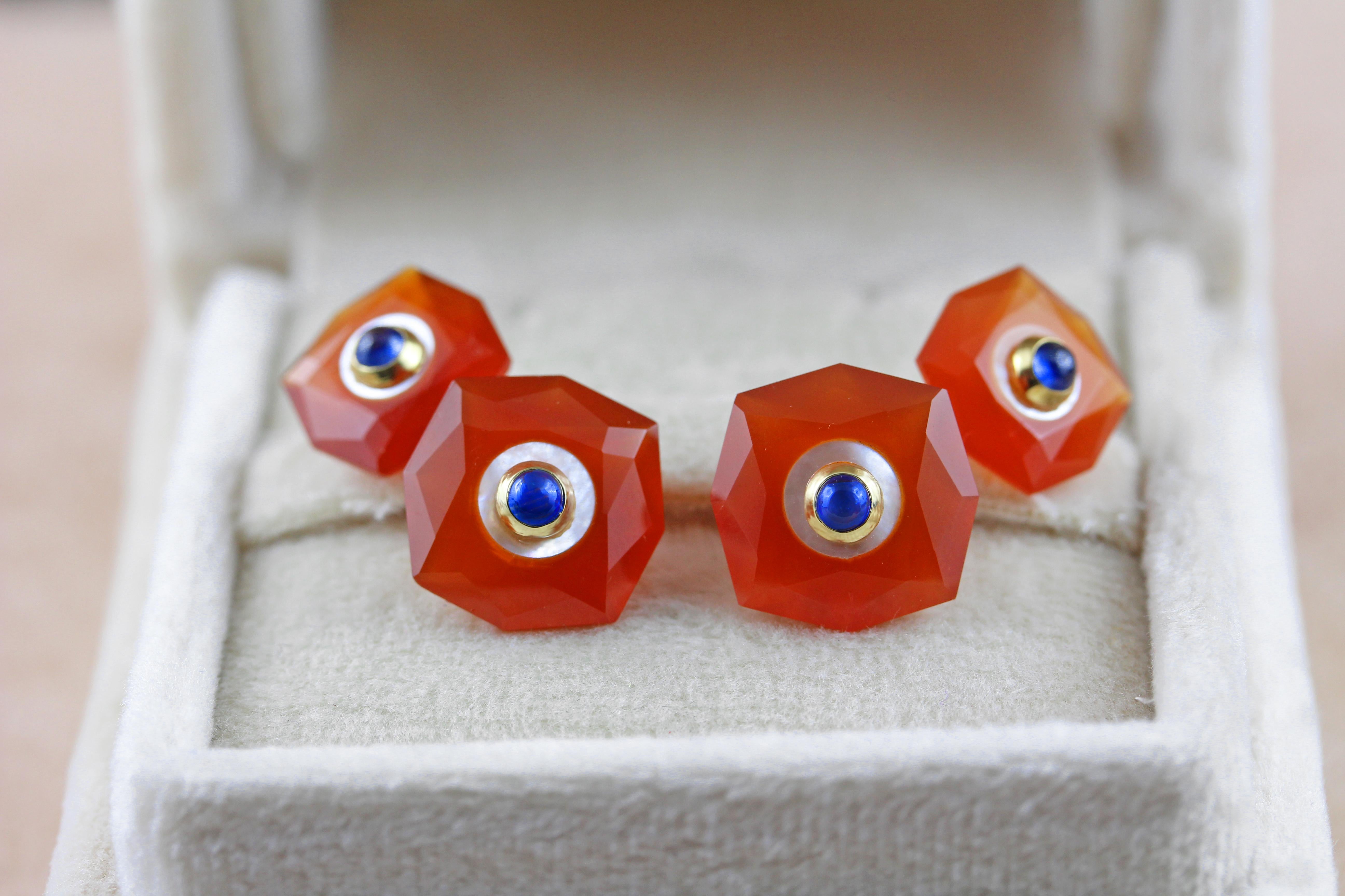 18 Karat Yellow Gold Carnelian Mother of Pearl Sapphires Geometric Cufflinks In New Condition For Sale In Milano, IT