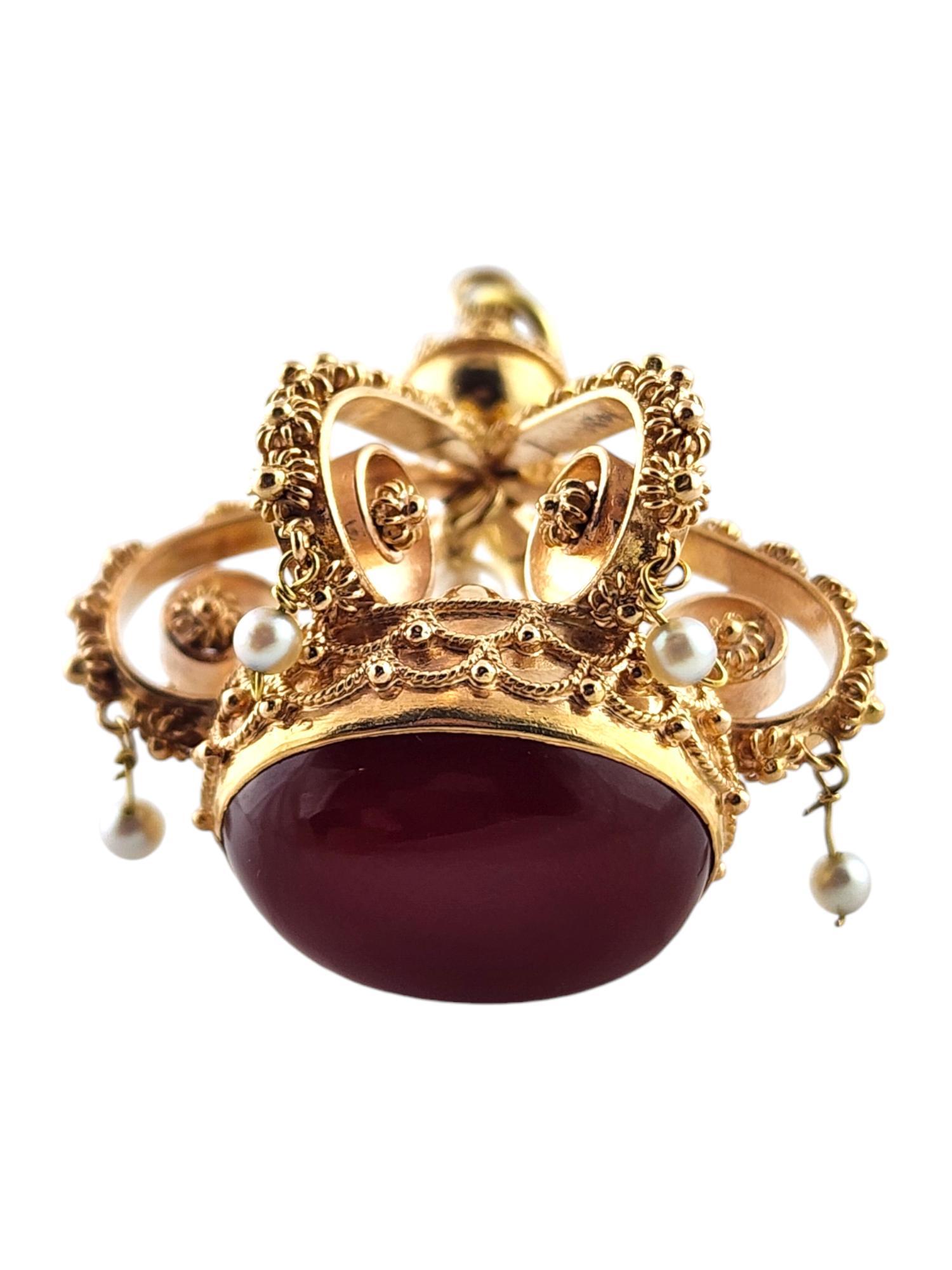 Orologio con corona ornata in oro giallo 18 carati con corniole e perle

Questo splendido orologio da polso è stato meticolosamente realizzato in oro giallo 18 carati con dettagli sorprendenti a forma di corona. 

È decorato con una grande pietra di