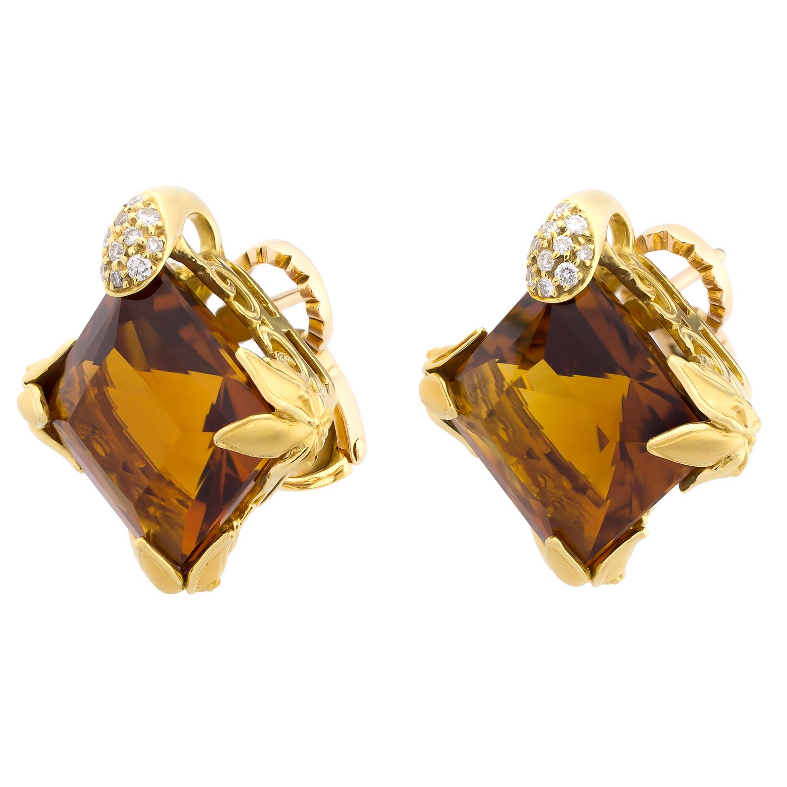 Carrera y Carrera earrings in yellow gold centered by 2 princess cut citrine quartzes, decorated with 24 round brilliant cut diamonds totallinig 0.35 carats.