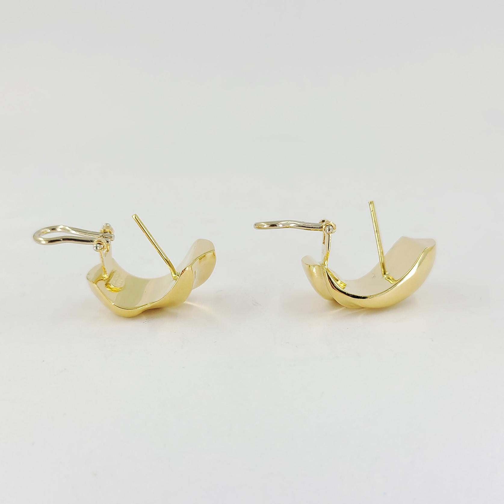Yellow Gold Carved Clip Earrings In Good Condition In Coral Gables, FL