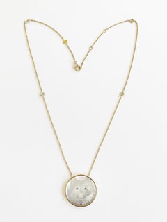 Colgante de oro amarillo de 18 quilates, madreperla blanca tallada y grabada, diamantes
