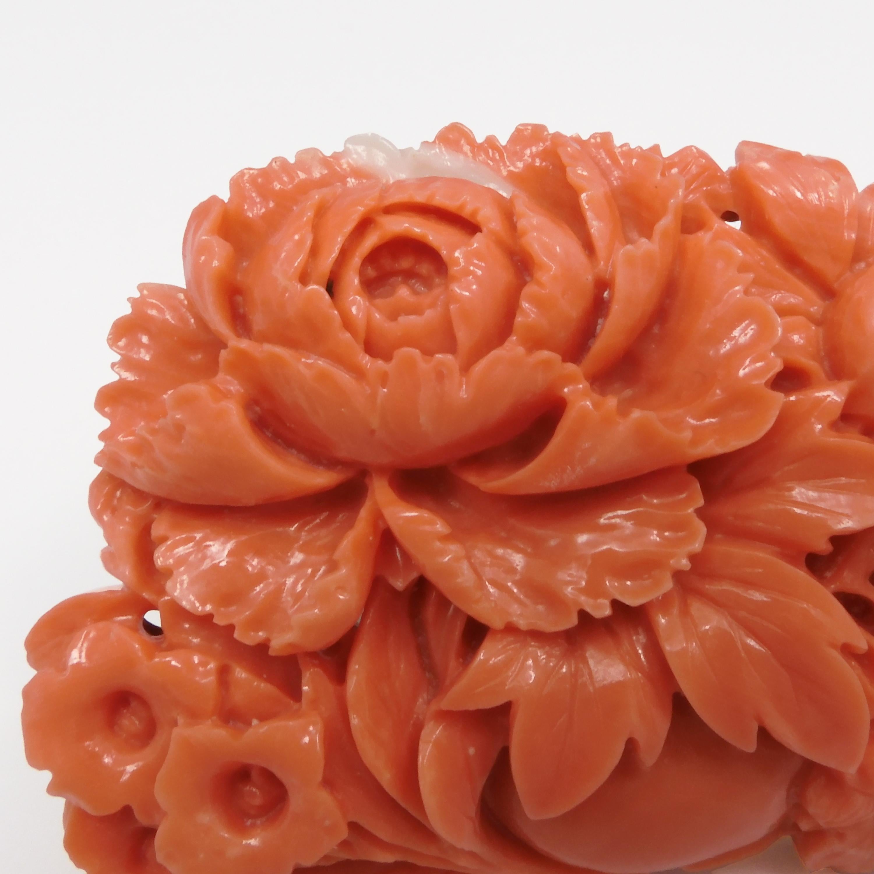 18 Karat Yellow Gold Carved Flower Brooch Crafted with Momoiro Sango Coral In Excellent Condition For Sale In Tokyo, JP